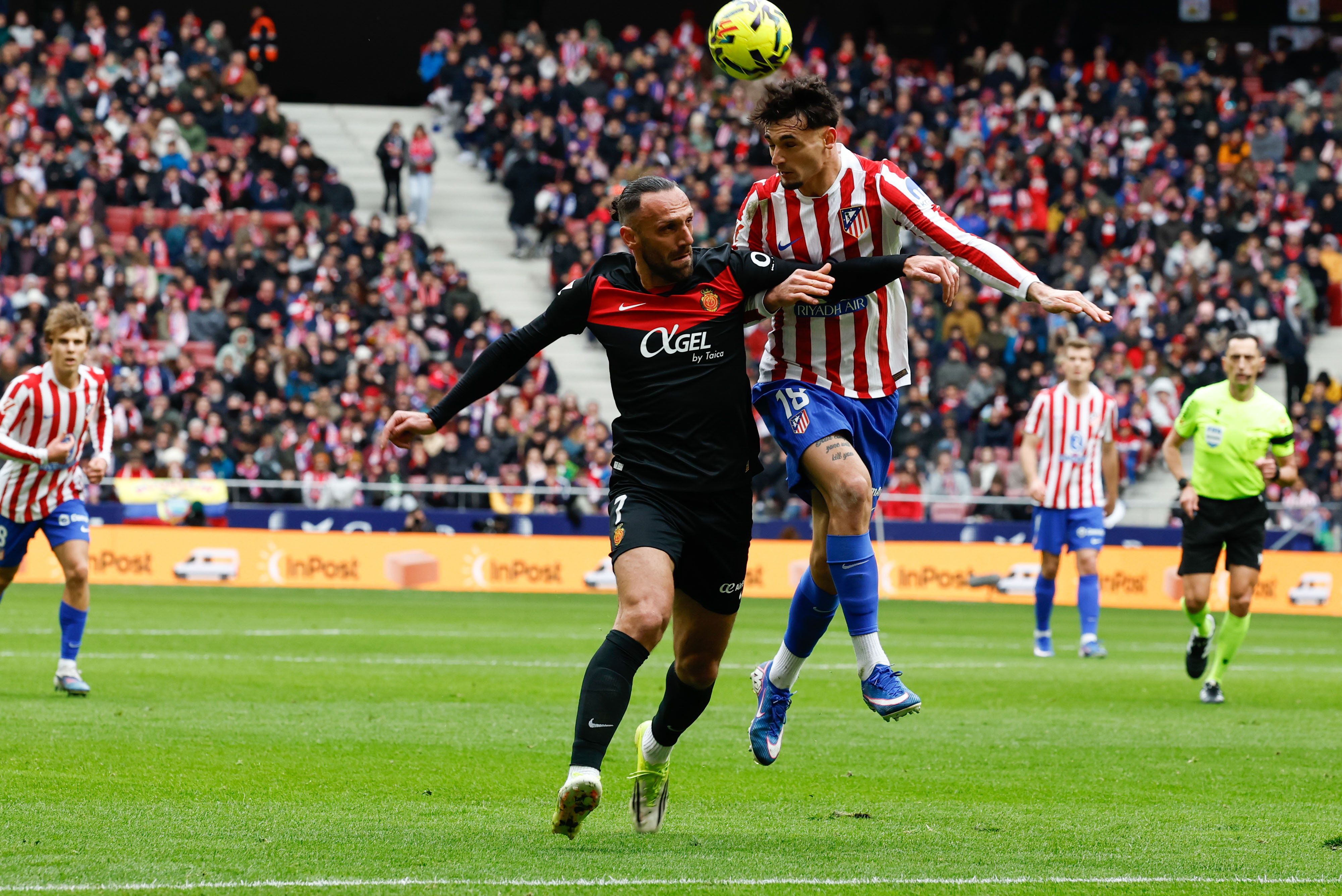 MADRID, 25/01/2026.- Marc Pubill pelea con Vedat Muriqi, de Mallorca.