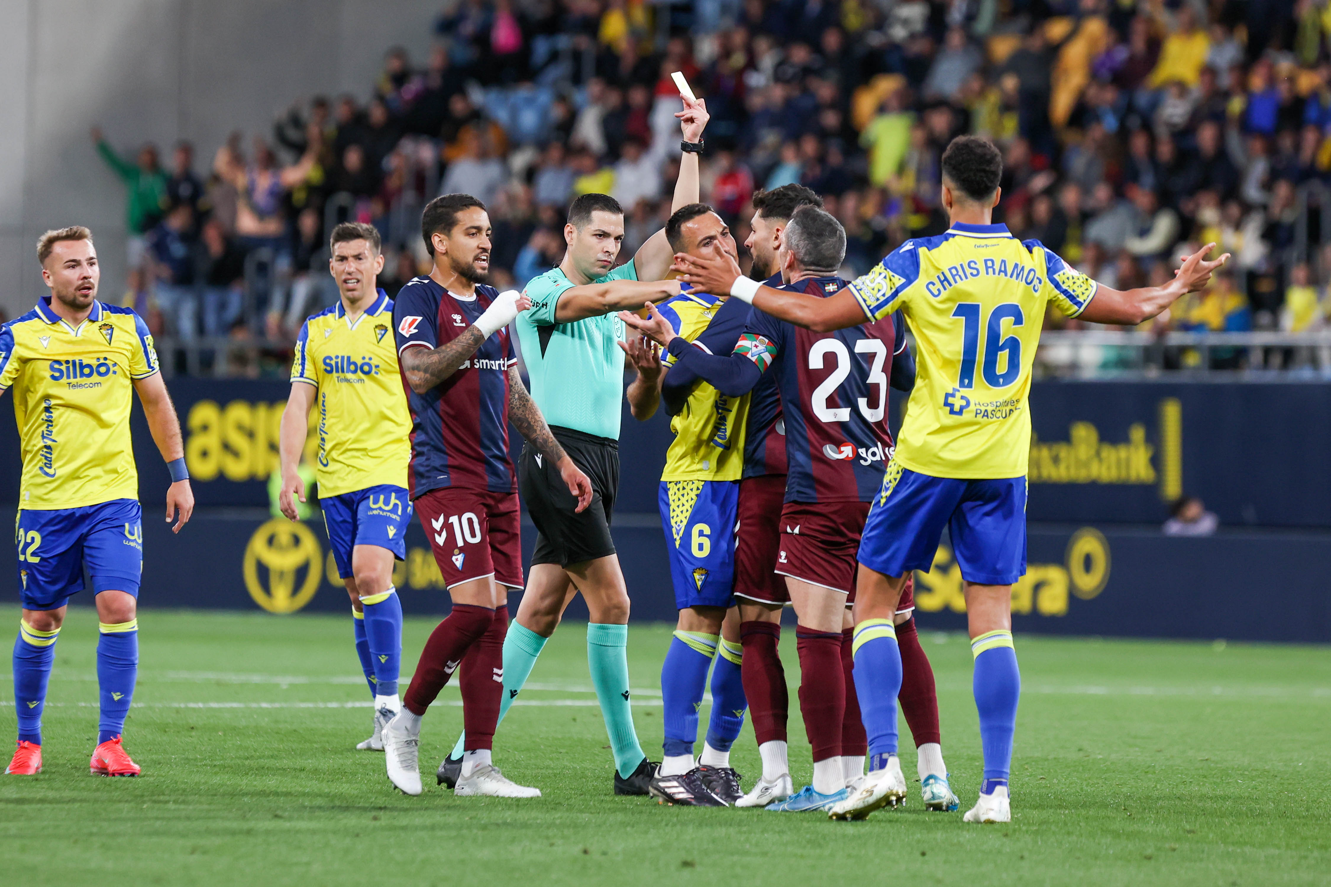 31/03/25 PARTIDO SEGUNDA DIVISION 
CADIZ - EIBAR
ARBITRO LAX FRANCO TARJETA AMARILLA