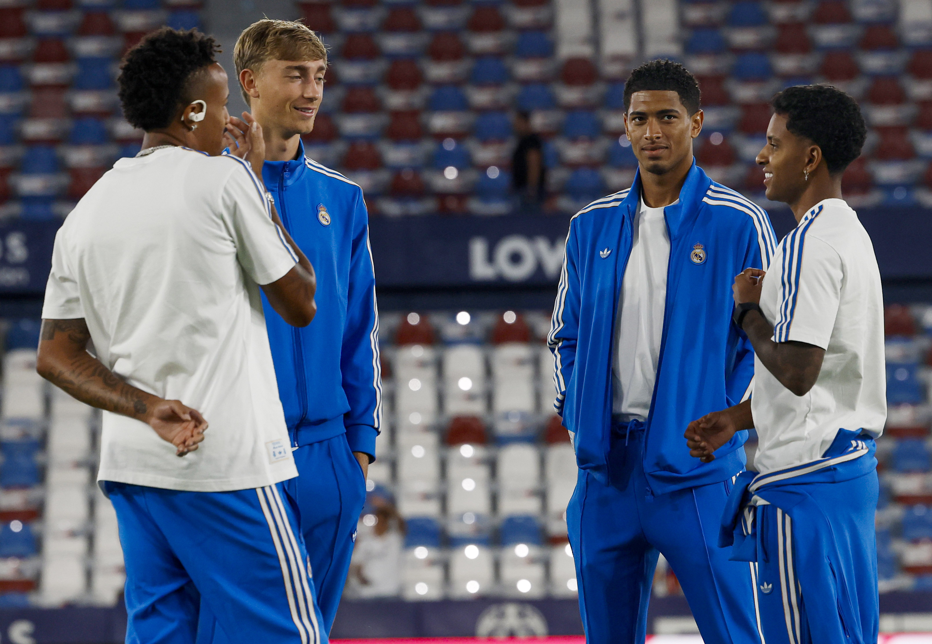 23/09/25 PARTIDO PRIMERA DIVISION JORNADA 6 LEVANTE - REAL MADRID 
JUGADORES EN EL CESPED CHANDAL OFICIAL 
MILITAO HUIJSEN BELLINGHAM RODRYGO