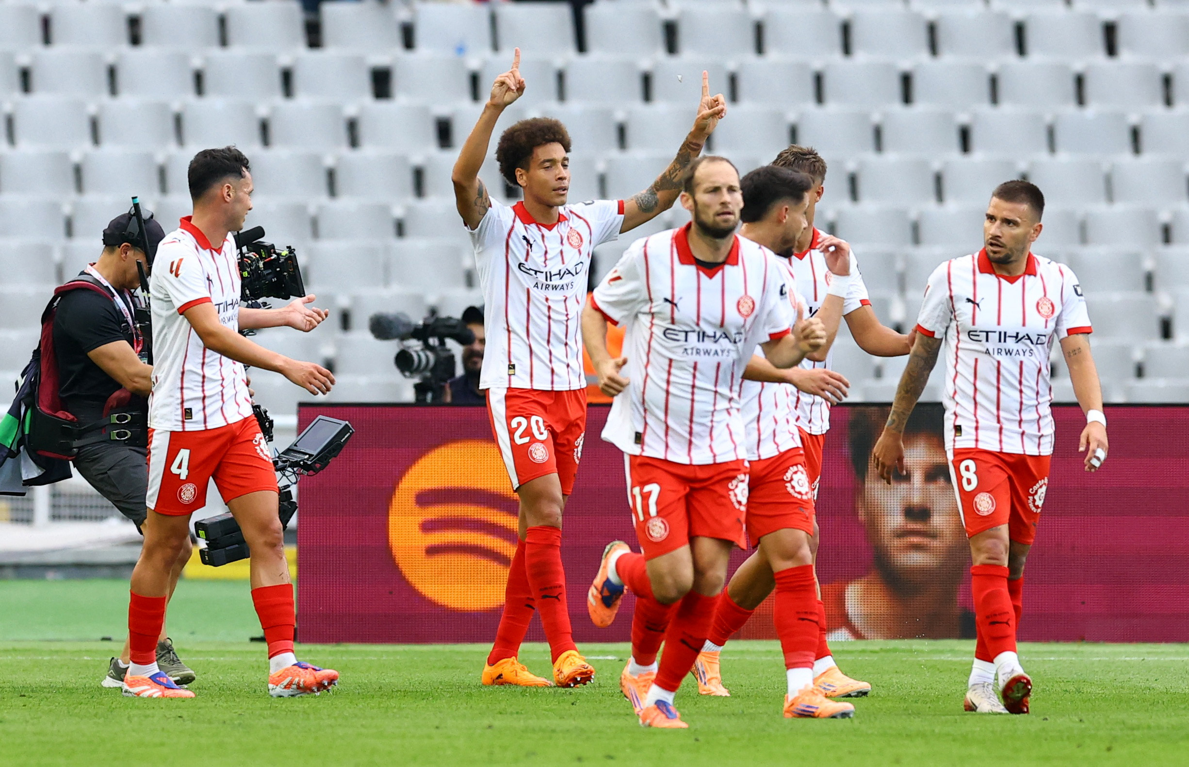 Soccer Football - LaLiga - FC Barcelona v Girona - Estadi Olimpic Lluis Companys, Barcelona, Spain - October 18, 2025 Girona's Axel Witsel celebrates scoring their first goal REUTERS/Albert Gea