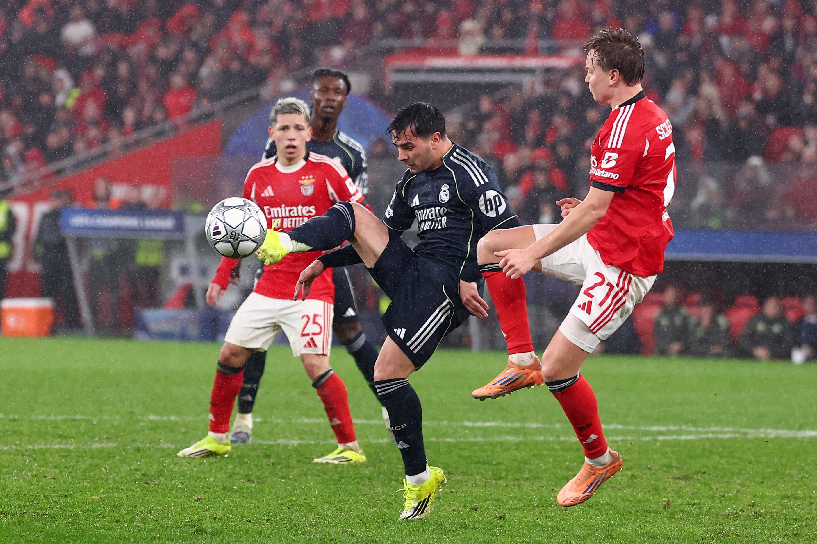 Soccer Football - UEFA Champions League - Benfica v Real Madrid - Estadio da Luz, Lisbon, Portugal - January 28, 2026 Real Madrid's Brahim Diaz in action with Benfica's Andreas Schjelderup REUTERS/Pedro Nunes