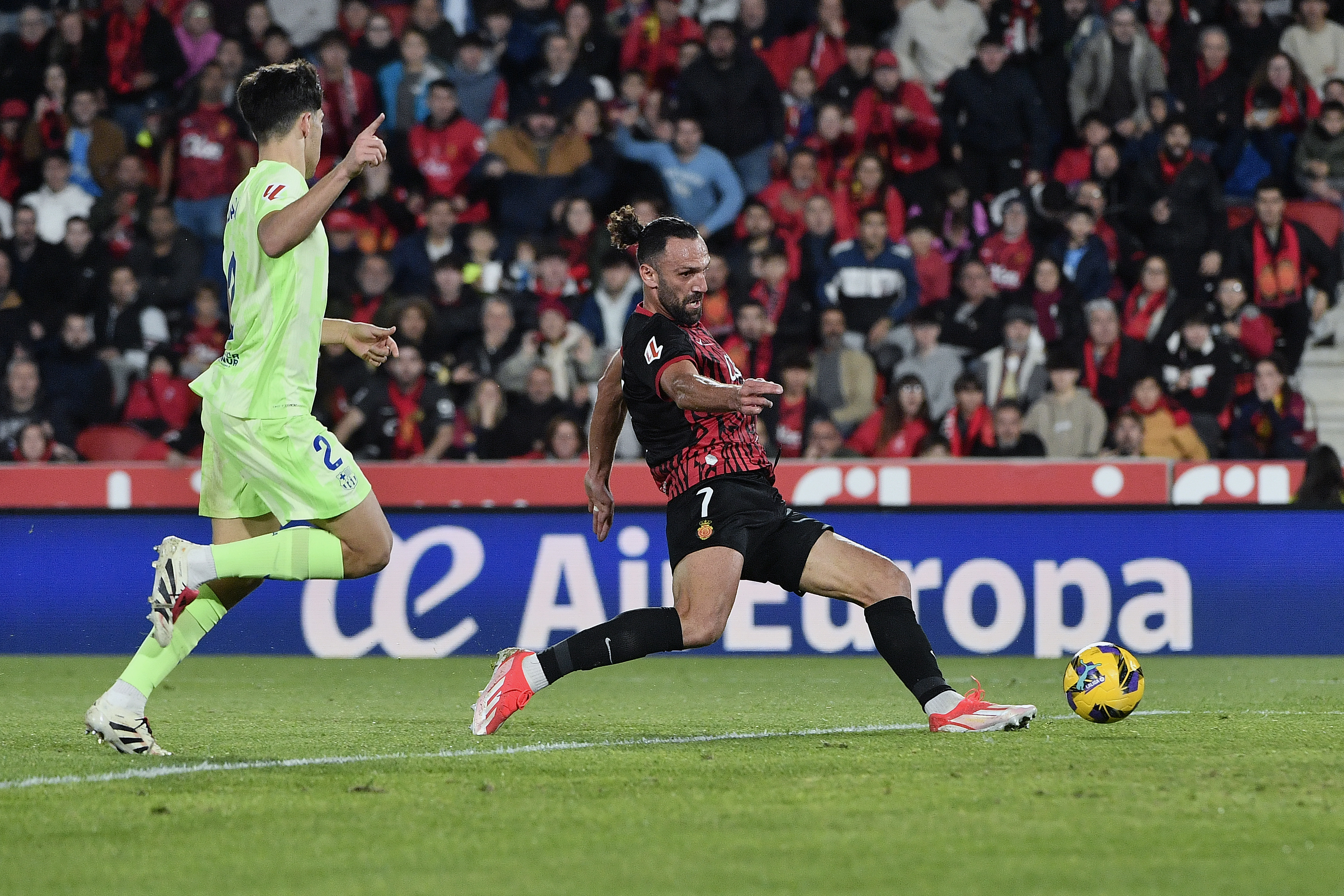 PALMA, 03/12/2024.- El delantero kosovar del Mallorca Vedat Muriqi (d) anota el gol del empate durante el partido de LaLiga de la jornada 19 entre el Real Mallorca y el Barcelona, que se disputa este martes en el estadio de Son Moix.- EFE/ Miquel A. Borrs
