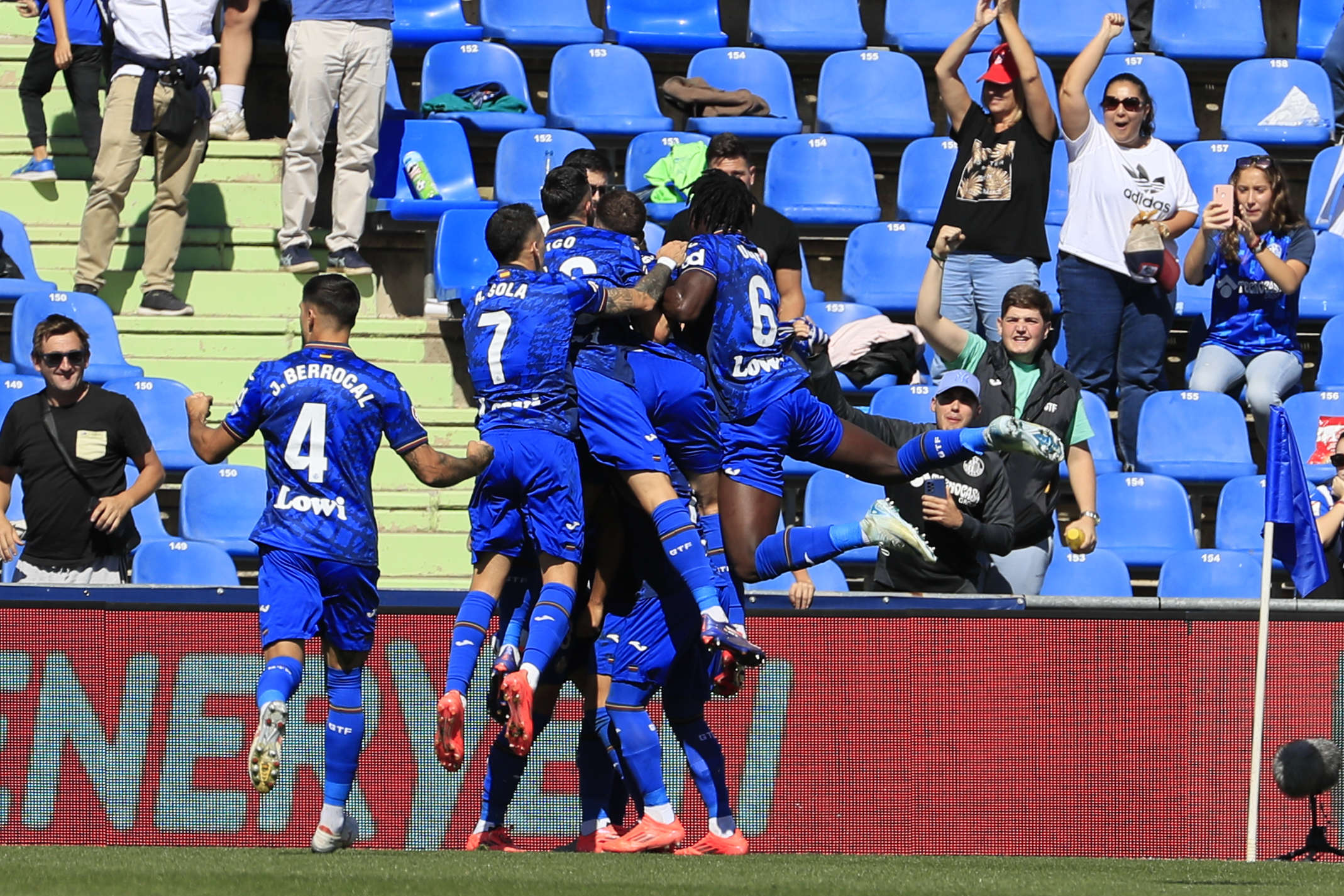 El Getafe hace picadillo al Alavés con un Uche excelso