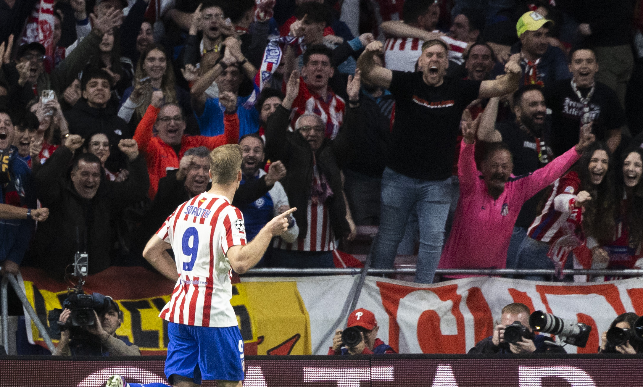 Lookman tiró una gran pared con Griezmann entrando al área y, totalmente generoso, se la cede a Sorloth desde la izquierda para que ejecute. ¡Segundo doblete consecutivo del noruego!