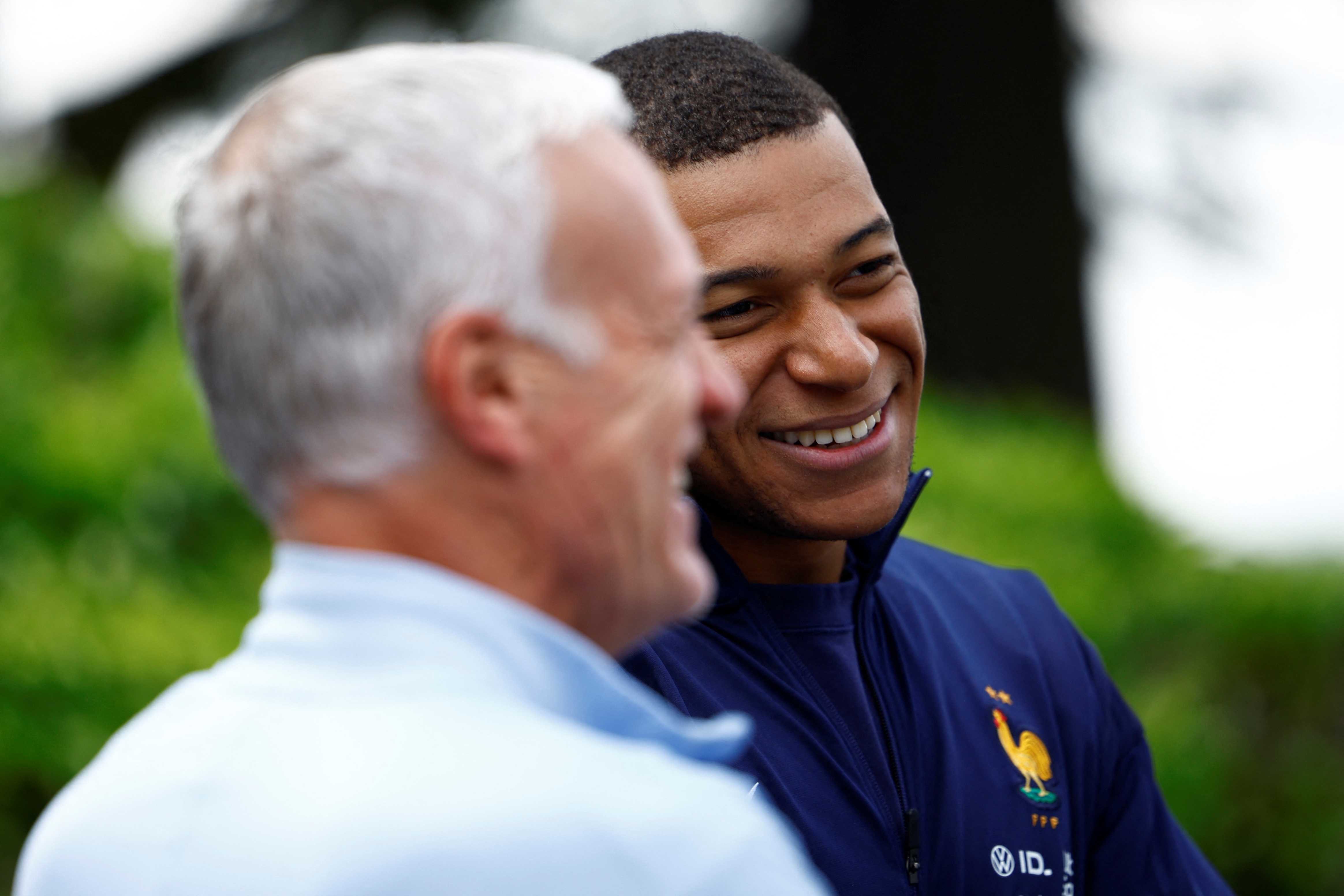 Clairefontaine-en-yvelines (France), 03/06/2024.- French national football team head coach Didier Deschamps (L) and French player Kylian Mbappe wait for the arrival of French President Emmanuel Macron for a lunch at their training camp ahead of the UEFA Euro 2024, in Clairefontaine-en-Yvelines, France, 03 June 2024. (Francia) EFE/EPA/SARAH MEYSSONNIER / POOL MAXPPP OUT
