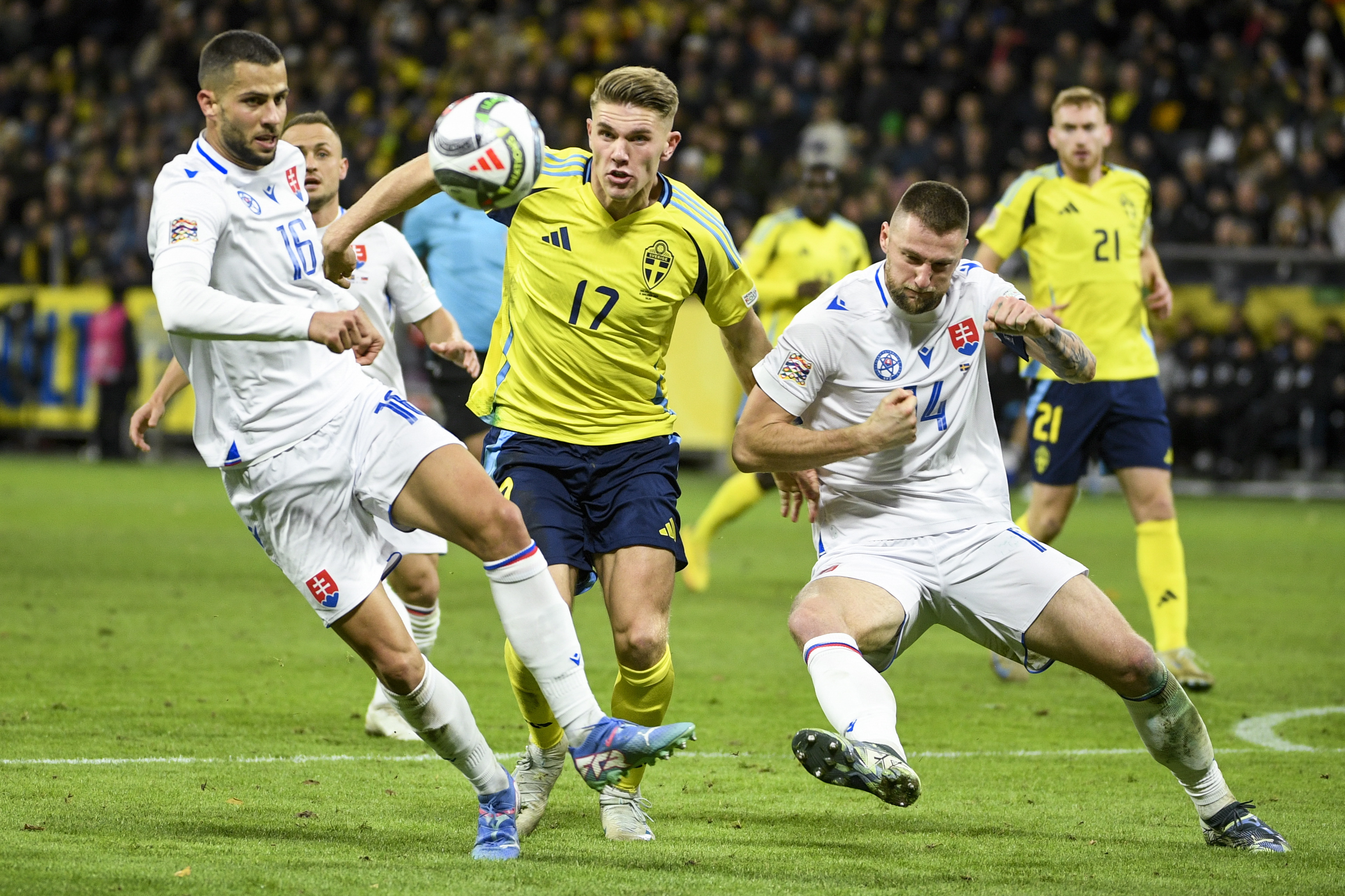 Stockholm (Sweden), 16/11/2024.- Sweden's Viktor Gyokeres (C) in action against Slovakia's David Hancko (L) and Milan Skriniar during the UEFA Nations League soccer match Sweden vs Slovakia at Strawberry Arena in Stockholm, Sweden, 16 November 2024. (Eslovaquia, Suecia, Estocolmo) EFE/EPA/Jakob Akersten Broden SWEDEN OUT
