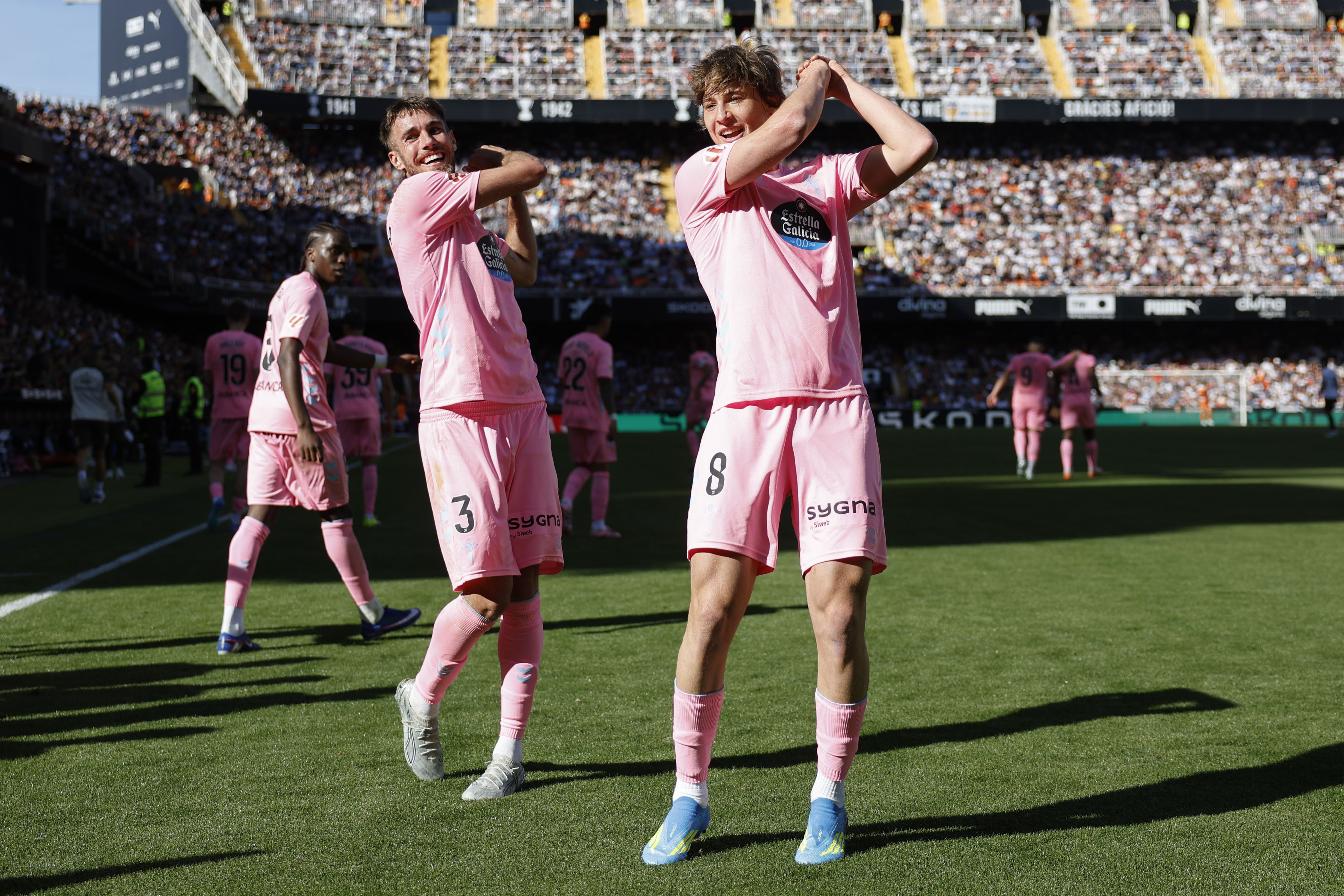 VALENCIA, 05/04/2026.- El centrocampista del Celta Fer López (c) celebra tras marcar el 1-2 durante el partido de la jornada 30 de LaLiga EA Sports entre Valencia CF y Celta de Vigo, este domingo en el estadio de Mestalla, en Valencia. EFE/ Ana Escobar
