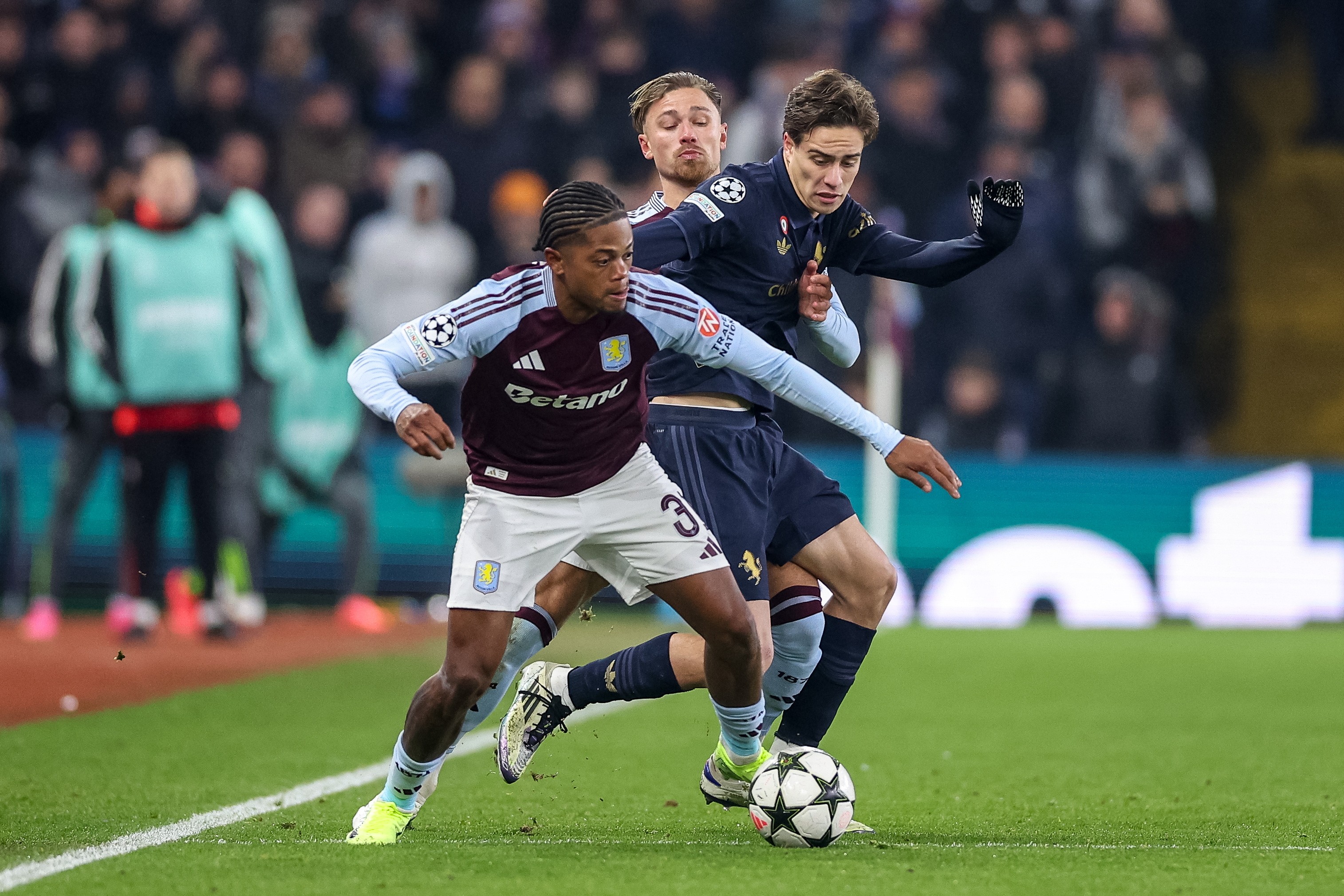 Birmingham (United Kingdom), 27/11/2024.- Leon Bailey of Aston Villa (L) in action against Kenan Yildiz of Juventus (C) during the UEFA Champions League match between Aston Villa and Juventus in Birmingham, Great Britain, 27 November 2024. (Liga de Campeones, Gran Bretaña, Reino Unido) EFE/EPA/ADAM VAUGHAN
