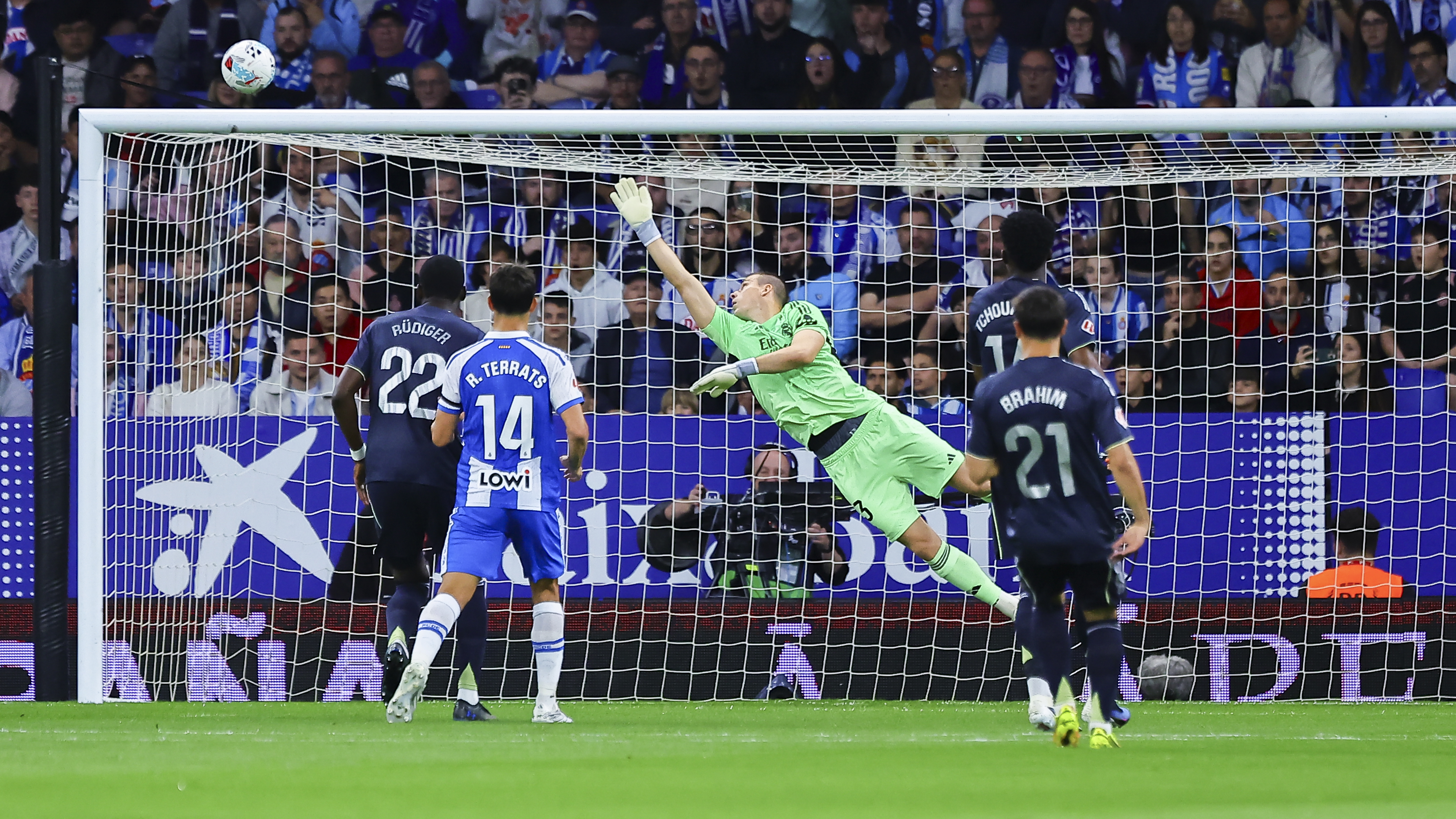 Vinicius desata el doblete que aplaza el alirón del Barça y hunde al Espanyol en la lucha por la permanencia — image 6