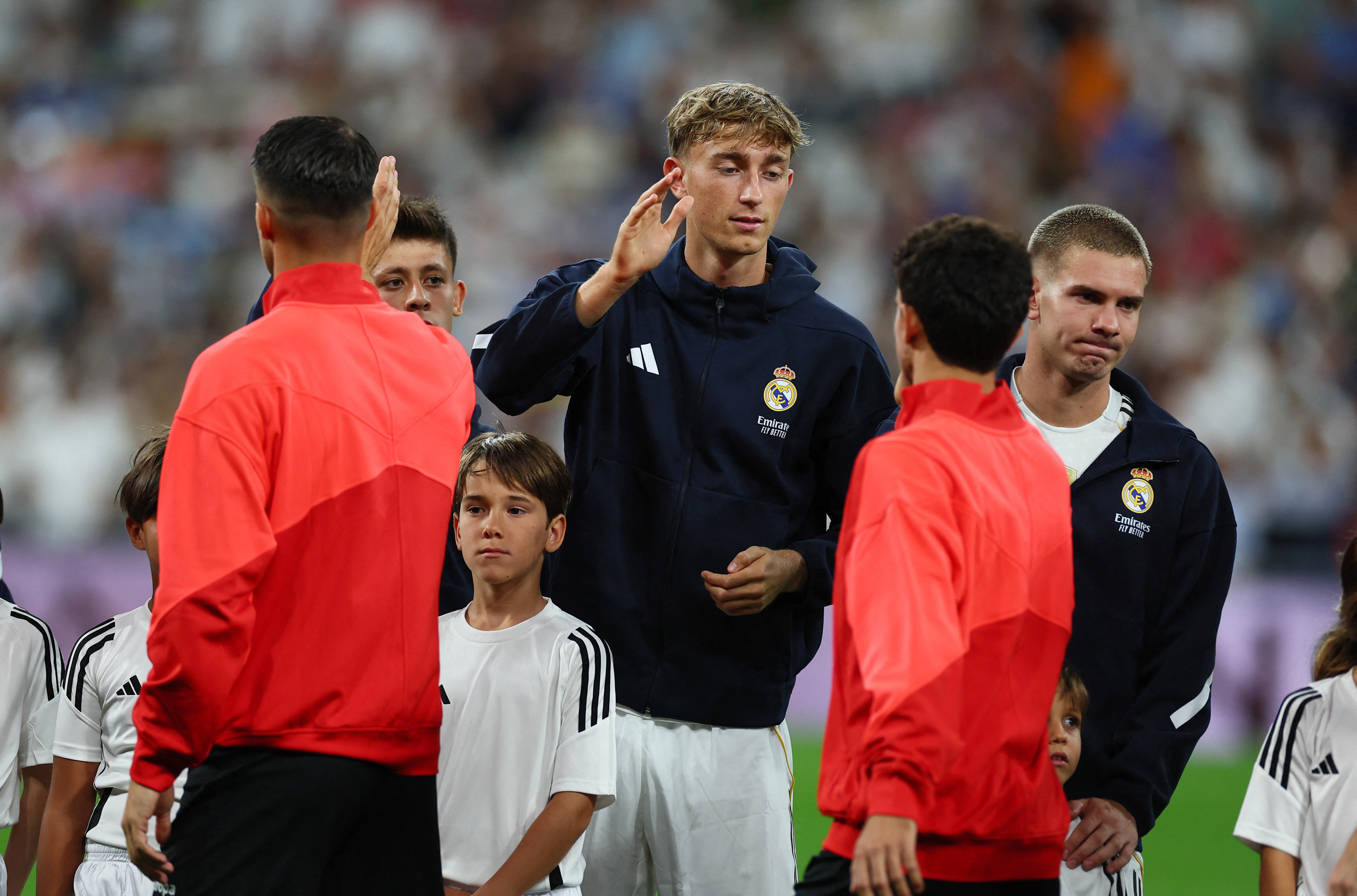 Soccer Football - LaLiga - Real Madrid v RCD Mallorca - Santiago Bernabeu, Madrid, Spain - August 30, 2025 Real Madrid's Dean Huijsen shakes hands with RCD Mallorca players before the match REUTERS/Isabel Infantes