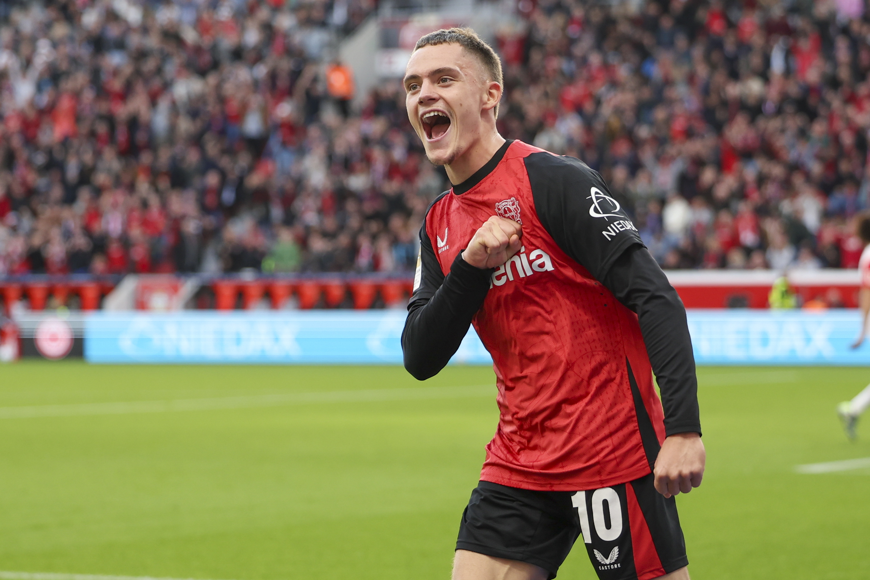 Leverkusen (Germany), 18/10/2024.- Florian Wirtz of Leverkusen celebrates after Victor Boniface of Leverkusen (not pictured) scored the 2-1 during the German Bundesliga soccer match between Bayer 04 Leverkusen and Eintracht Frankfurt in Leverkusen, Germany, 19 October 2024. (Alemania) EFE/EPA/CHRISTOPHER NEUNDORF CONDITIONS - ATTENTION: The DFL regulations prohibit any use of photographs as image sequences and/or quasi-video.
