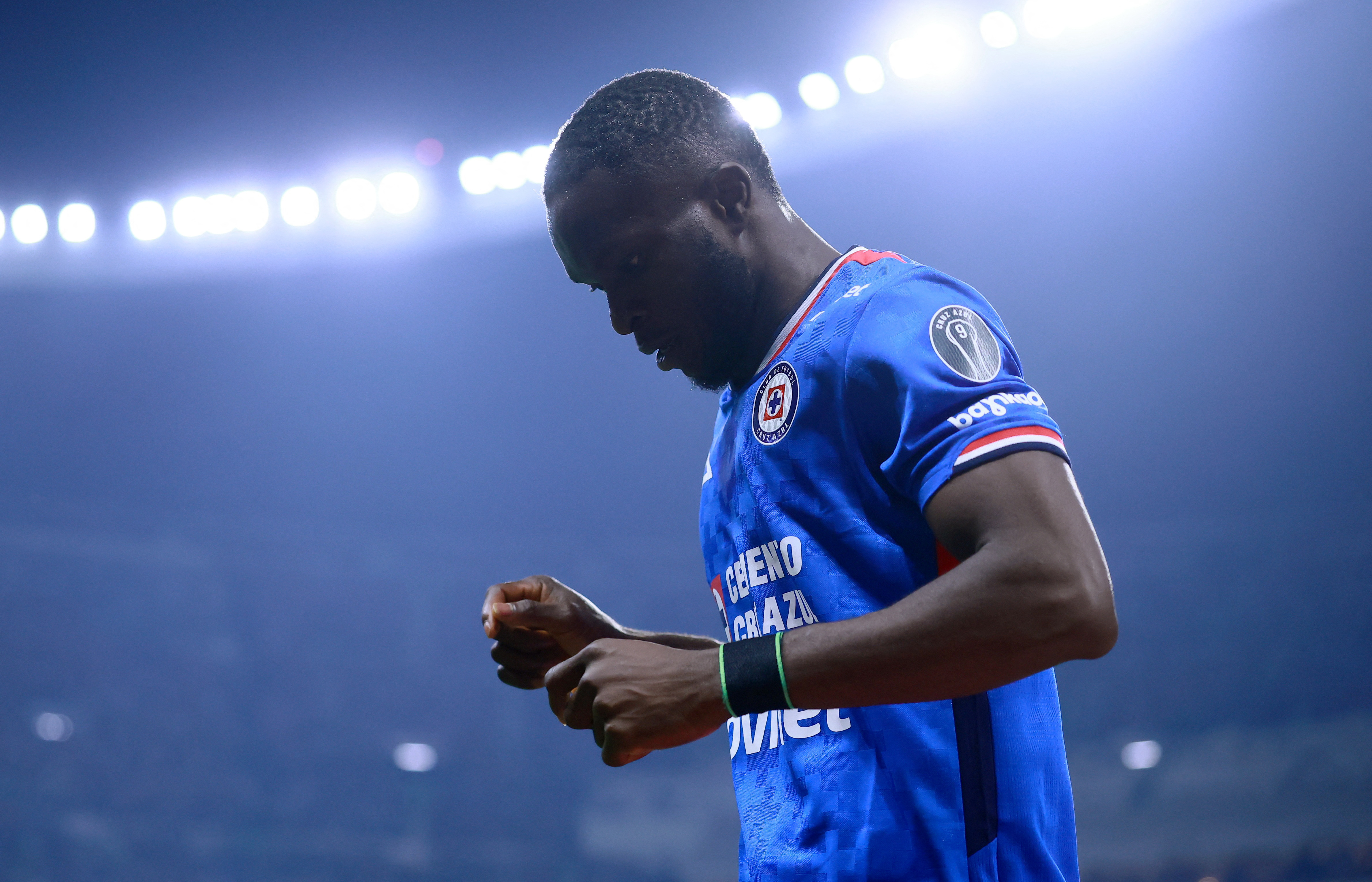 Ebere celebrando su gol contra Chivas