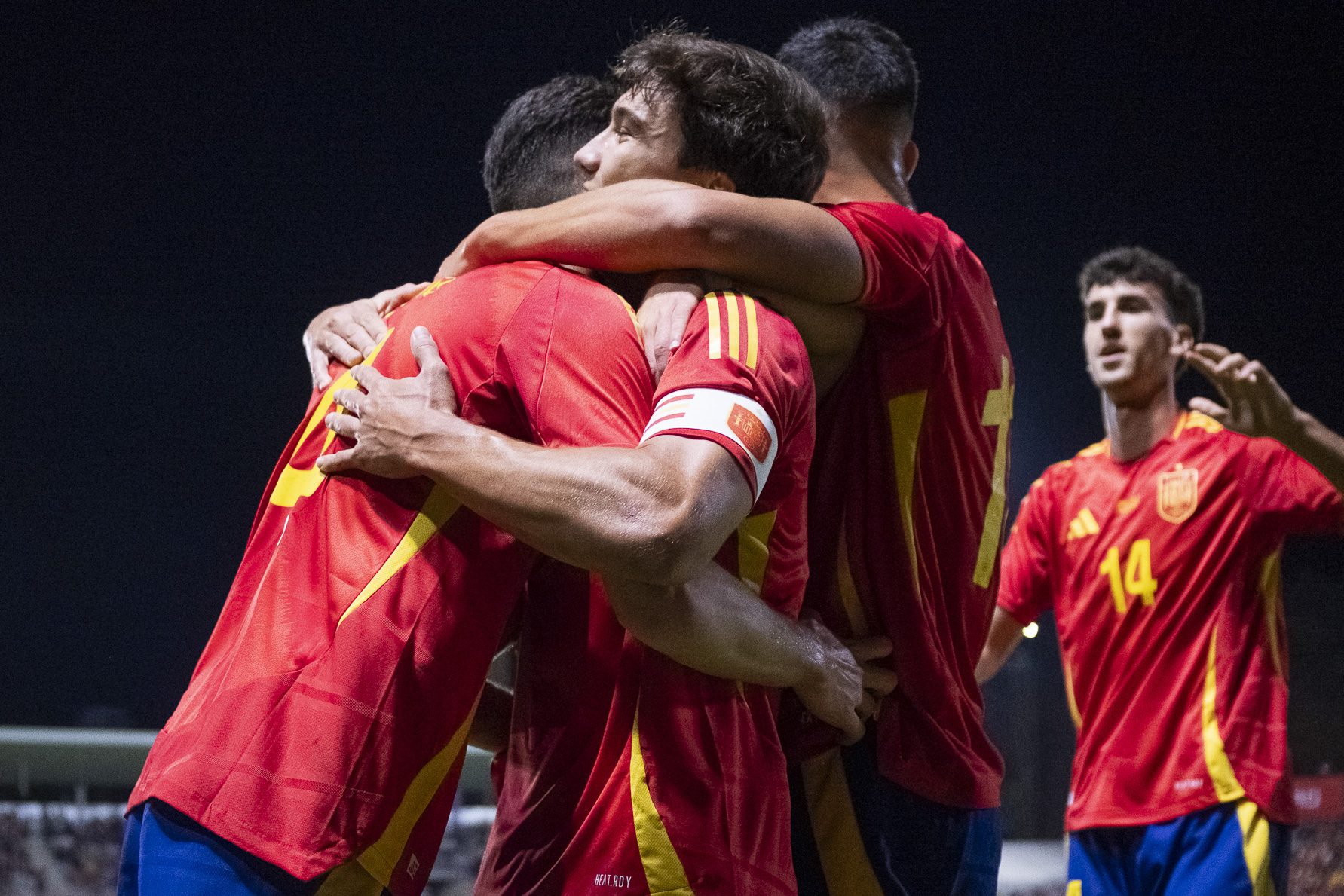 GUADALAJARA, 10/10/2025.- Los jugadores de la selección española sub21 celebran uno de los goles durante el encuentro amistoso que disputan los combinados sub21 de España y Noruega hoy viernes en el estadio Pedro Escartín de Guadalajara. EFE / Nacho Izquierdo.
