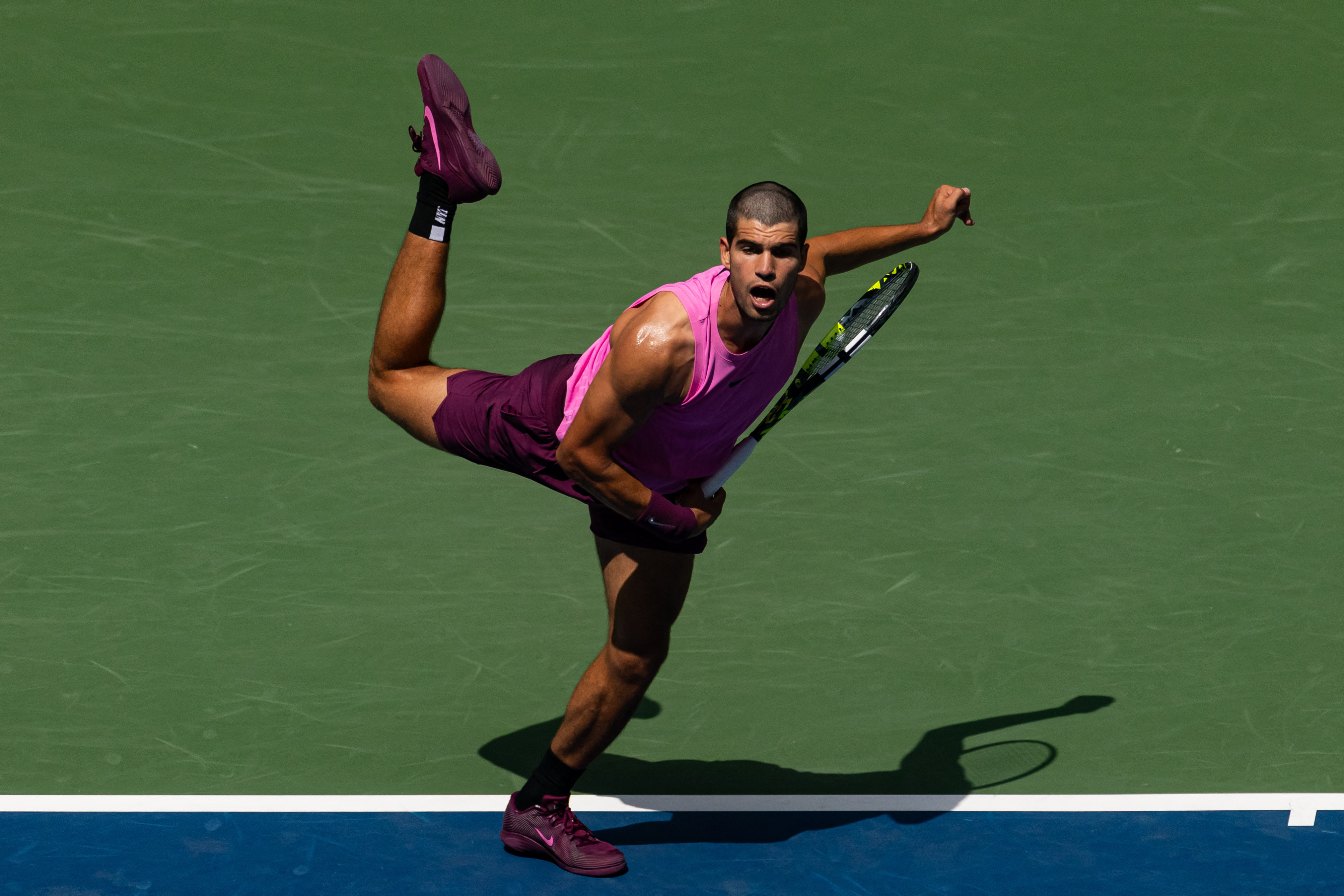 Carlos Alcaraz battles through knee injury to progress in U.S. Open