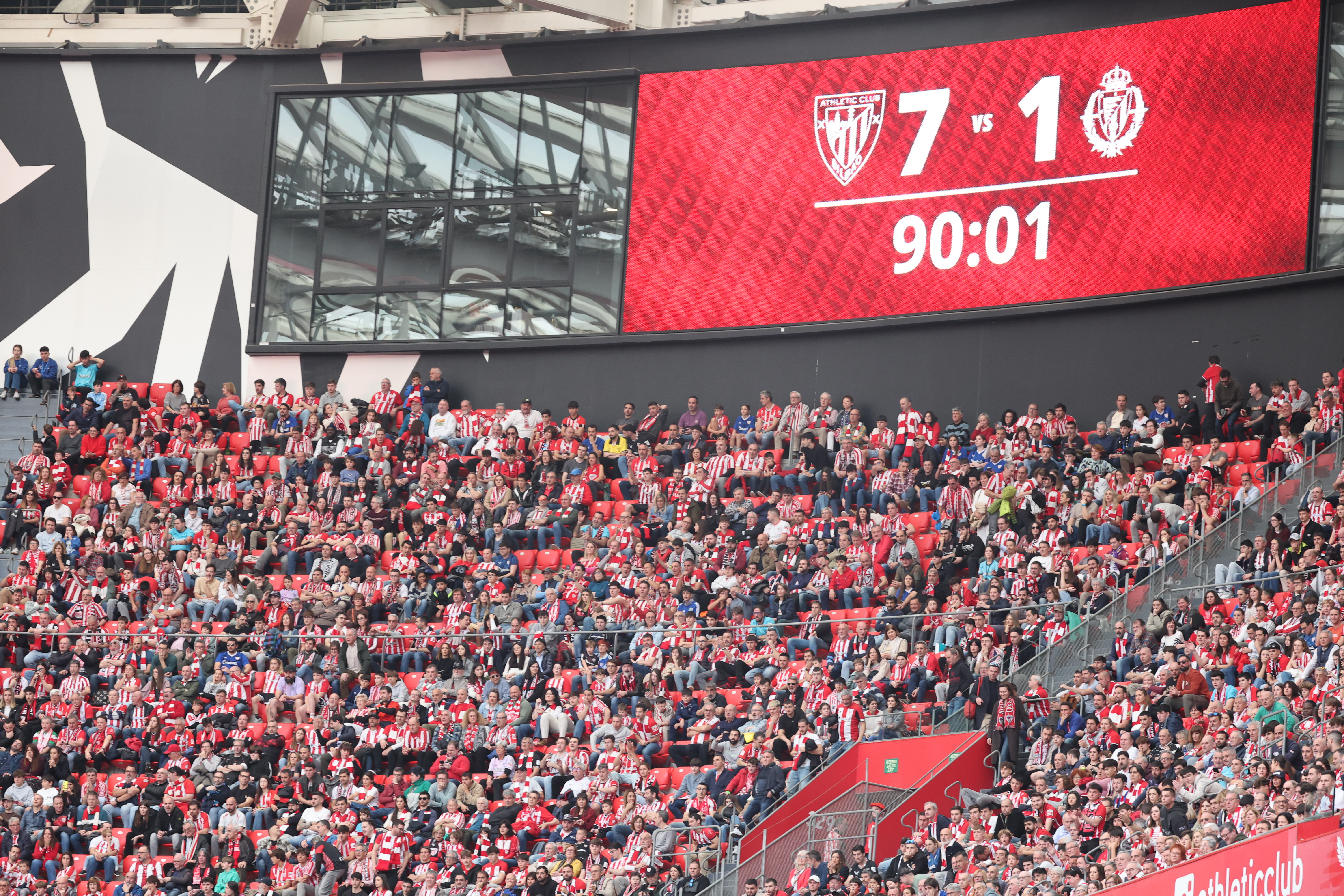 BILBAO (ESPA?A), 23/02/2025.- Aficionadas en las gradas durante el partido de LaLiga entre el Athletic Club y el Real Valladolid disputado en San Mams, Bilbao este domingo. EFE/ Luis Tejido
