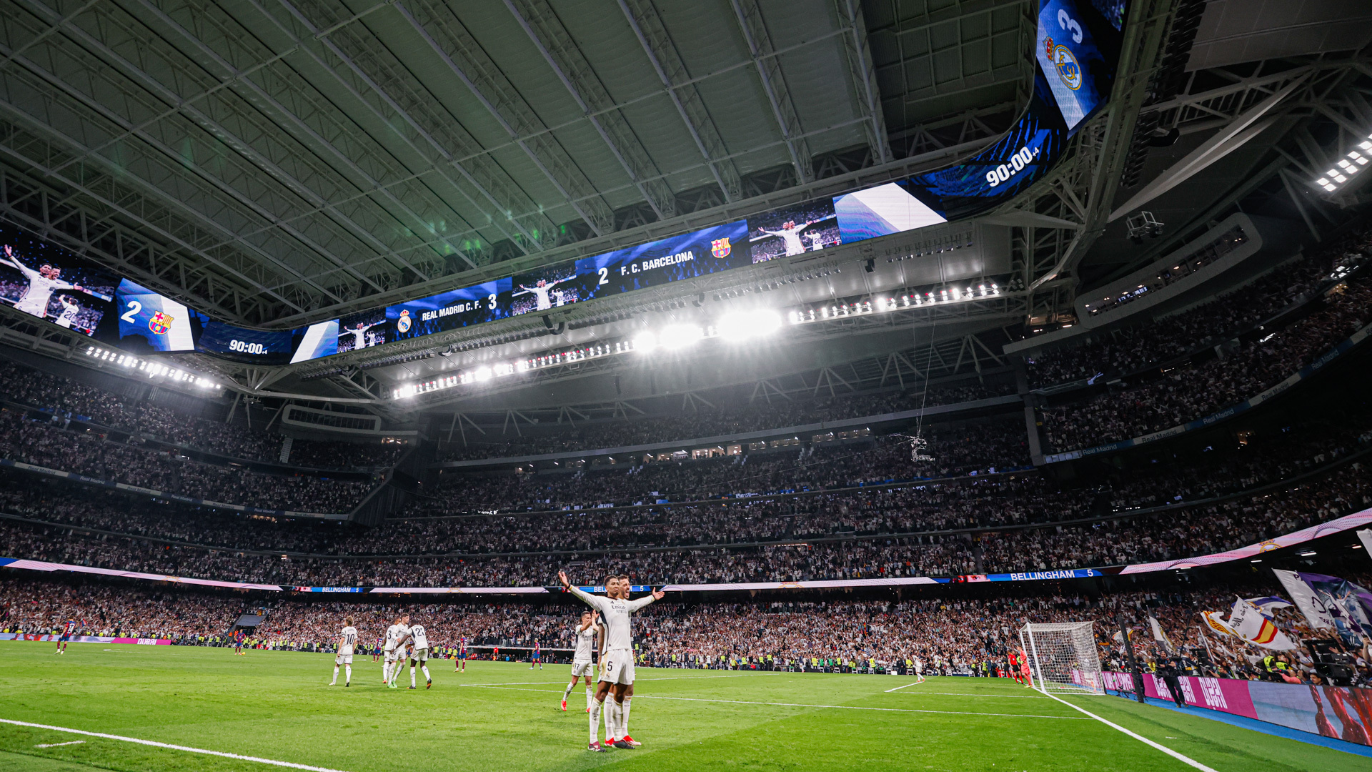 Bellingham celebra su gol al Barcelona en el Clásico.