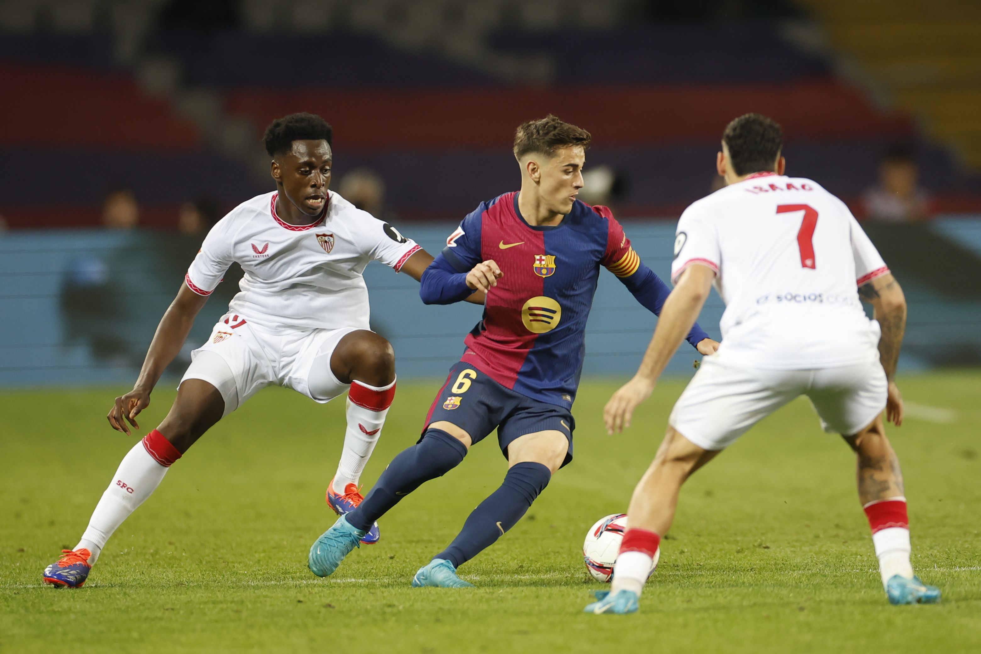 BARCELONA, 20/10/2024.- El centrocampista del Barcelona Gavi (c) juega un baln entre Albert Sambi Lokonga (i) e Isaac Romero, ambos del Sevilla, durante el partido de LaLiga que FC Barcelona y Sevilla FC han disputado este domingo en el estadio Lluis Companys. EFE/Alejandro Garca
