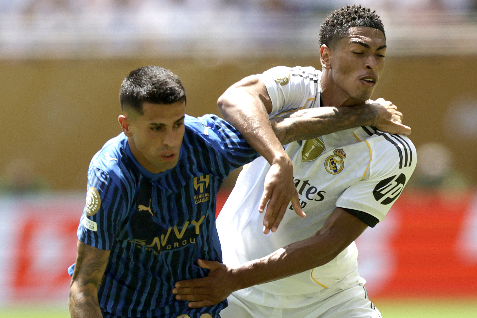 Jude Bellingham forcejea con João Cancelo.