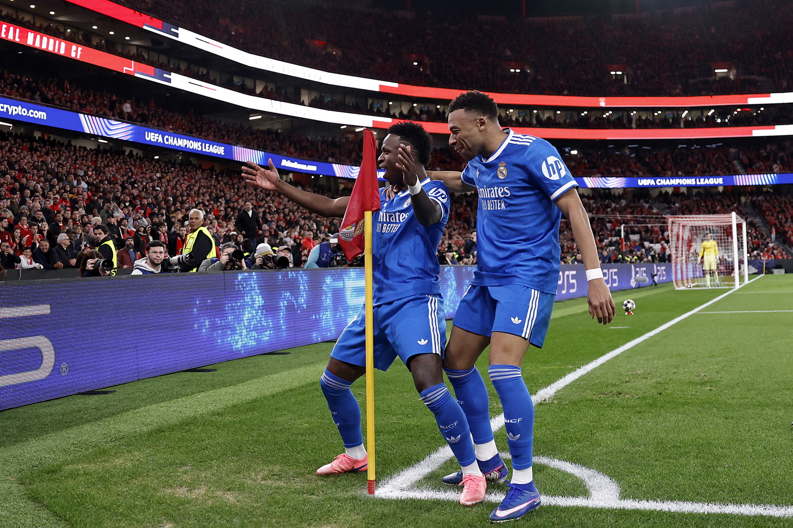 Vinicius celebra el tanto con Kylian Mbappé.
