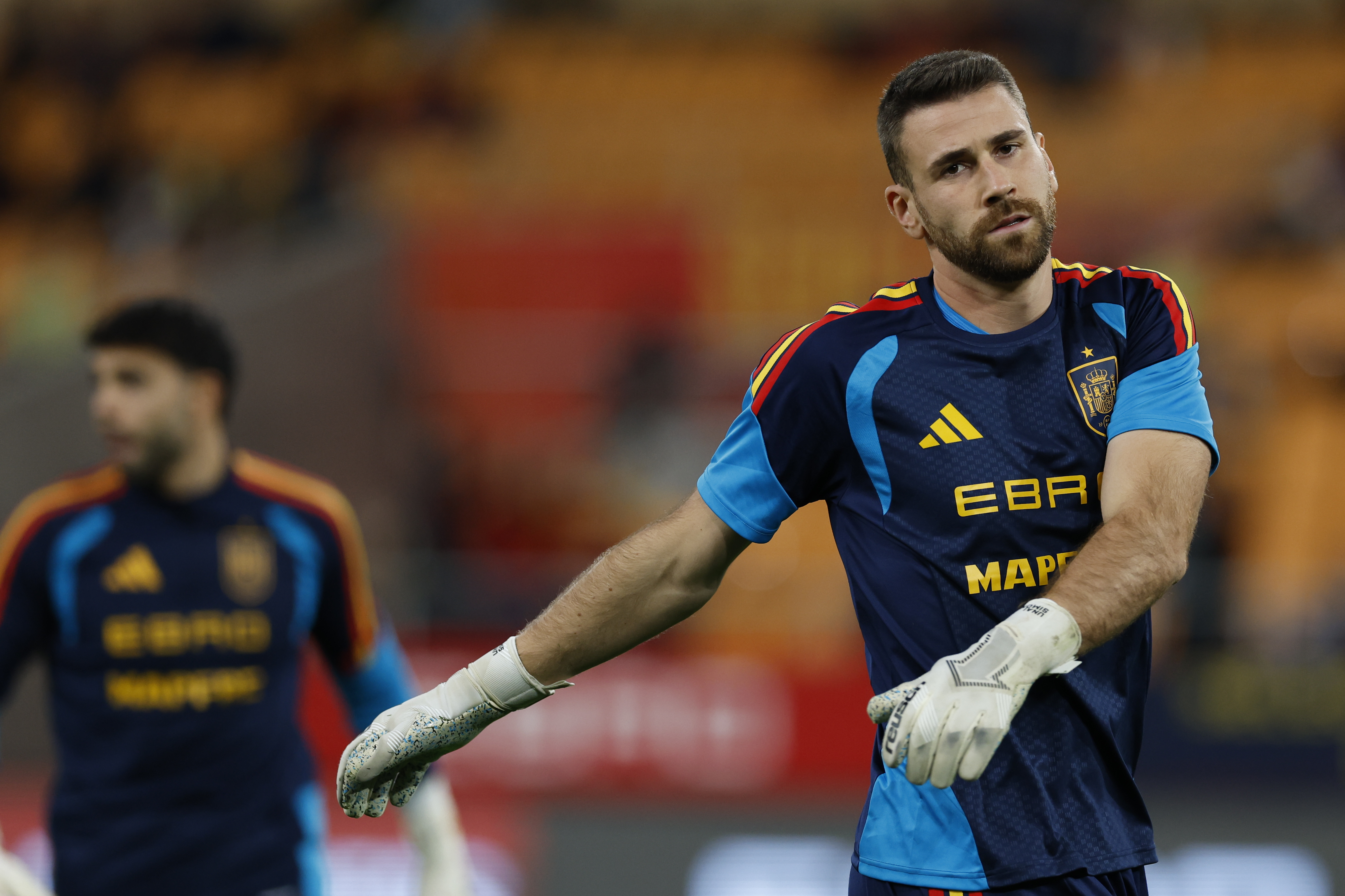 SEVILLA, 18/11/2025.- El guardameta de la selección española, Unai Simón, durante el calentamiento previo al encuentro correspondiente a la fase de clasificación para el Mundial 2026 que disputan hoy martes España y Turquía en el estadio de La Cartuja, en Sevilla. EFE / Julio Muñoz.