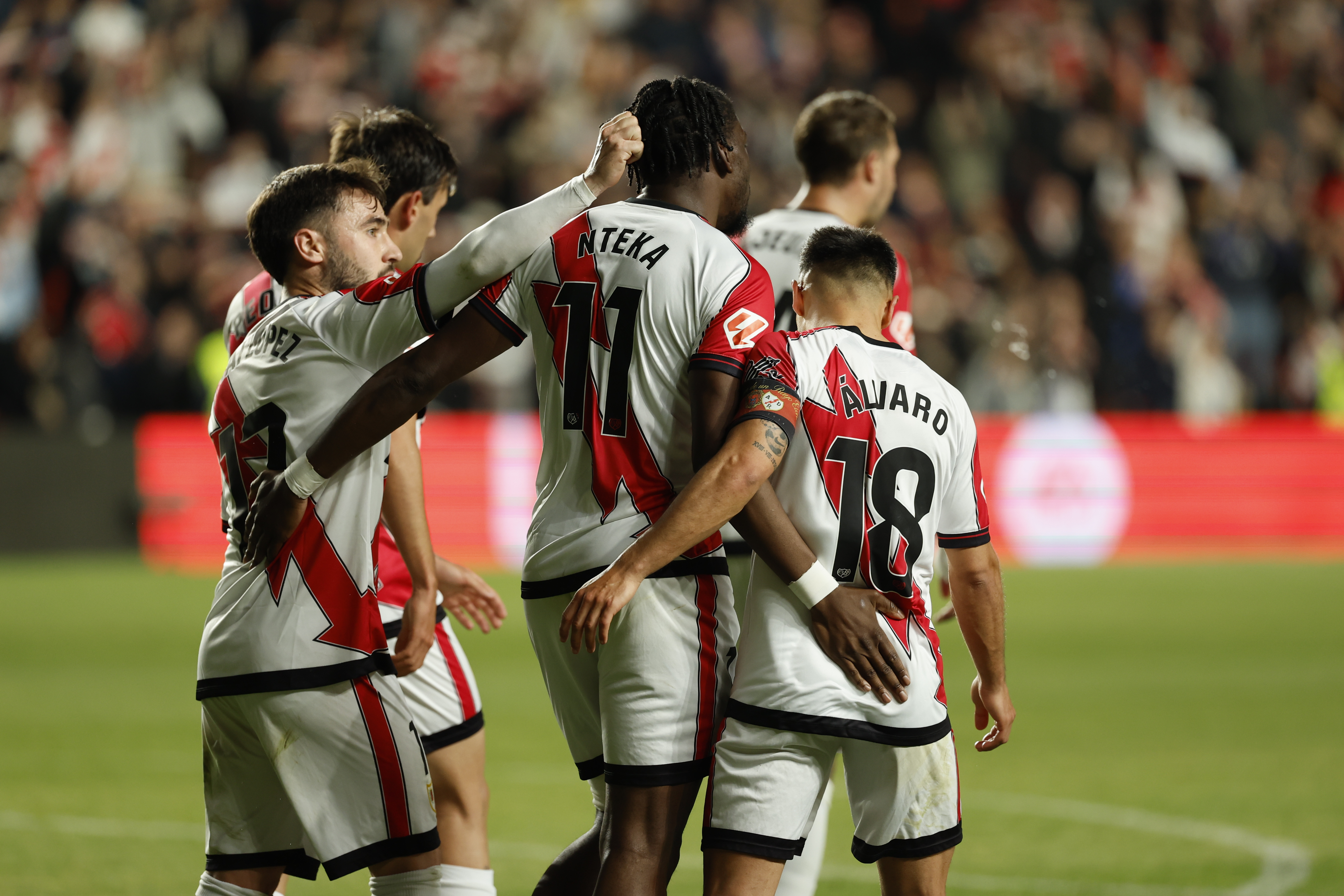 MADRID, 03/04/2026.- El centrocampista del Rayo Randy Nteka (c) celebra con sus compañeros tras marcar el 1-0, durante el partido de LaLiga de fútbol que Rayo Vallecano y Elche CF disputan este viernes en el estadio de Vallecas, en Madrid. EFE/Mariscal