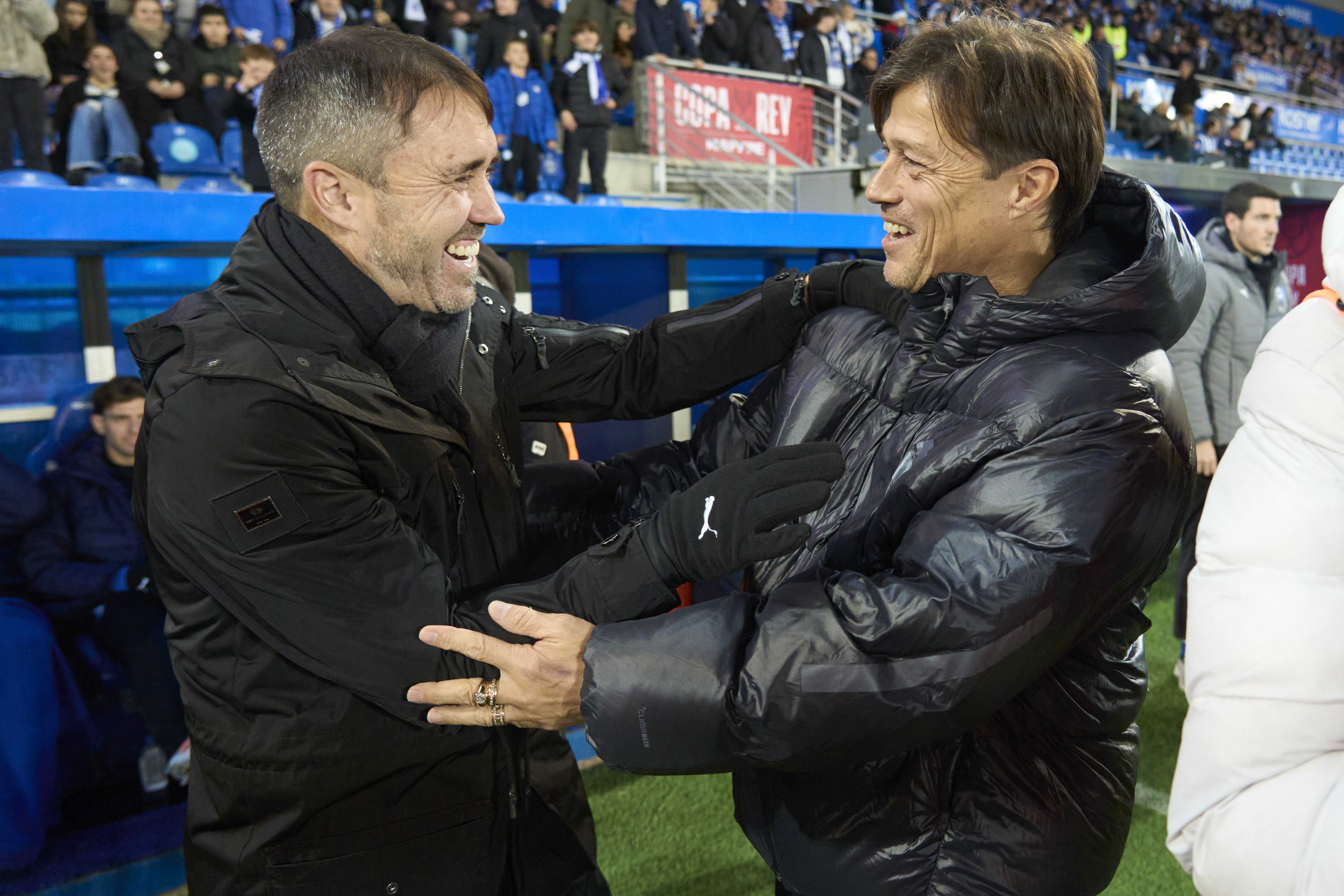 VITORIA, 17/12/2025.- Los técnicos argentinos del Alavés, Eduardo Coudet y del Sevilla, Matías Almeyda, se saludan antes del inicio del encuentro correspondiente a los dieciseisavos de final de la Copa del Rey que disputan hoy miércoles Alavés y Sevilla en el estadio de Mendizorroza, en Vitora. EFE / L. Rico.
