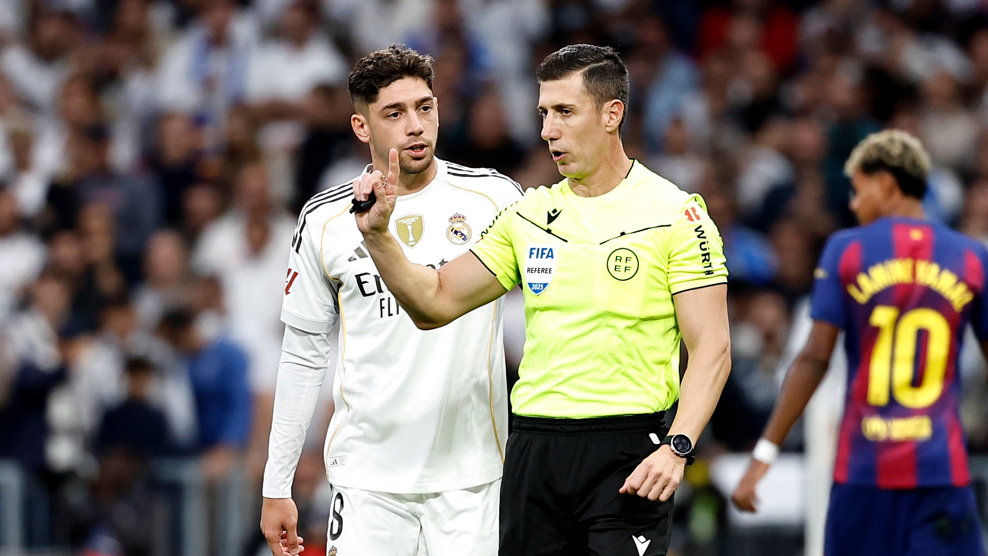 César Soto Grado dialoga con Valverde en el duelo entre Real Madrid y Barcelona. 26/10/2025