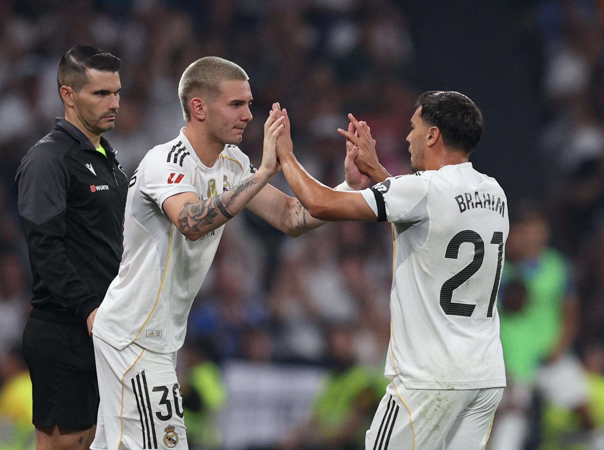 Soccer Football - LaLiga - Real Madrid v Osasuna - Santiago Bernabeu, Madrid, Spain - August 19, 2025 Real Madrid's Franco Mastantuono comes on as a substitute to replace Real Madrid's Brahim Diaz REUTERS/Violeta Santos Moura