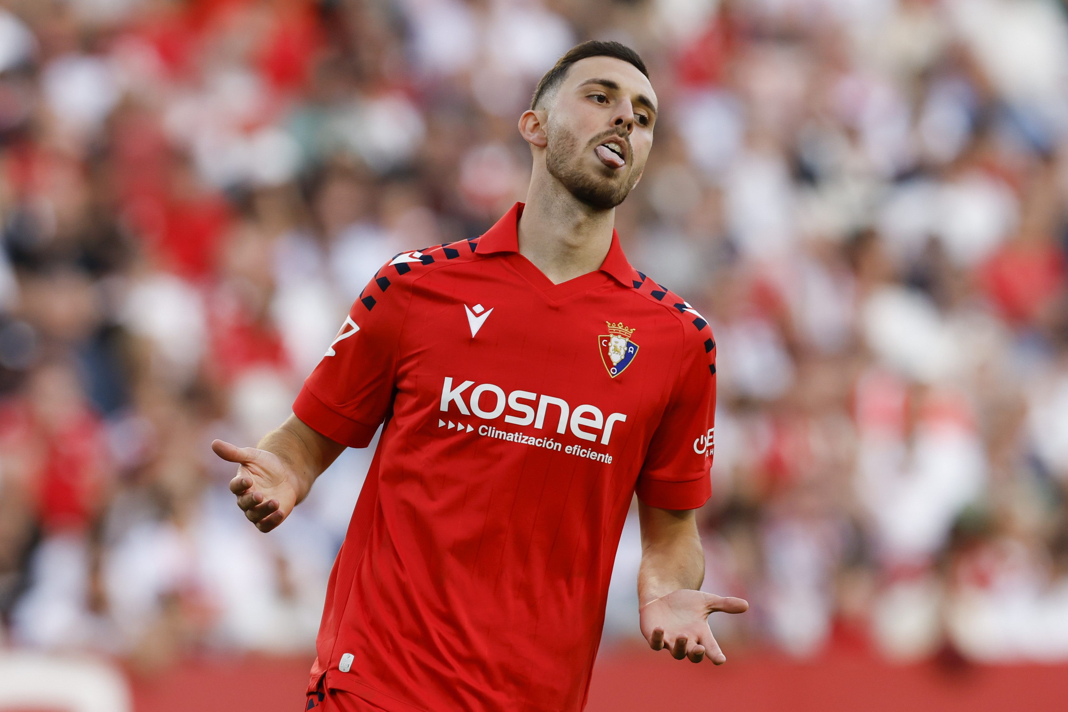 SEVILLA, 08/11/2025.- El delantero del Osasuna Raúl García se lamenta tras fallar una ocsión durante el encuentro correspondiente a la jornada 12 de LaLiga entre Sevilla FC y CA Osasuna celebrado este sábado en el estadio Ramón Sánchez-Pizjuán de Sevilla. EFE/ Julio Muñoz