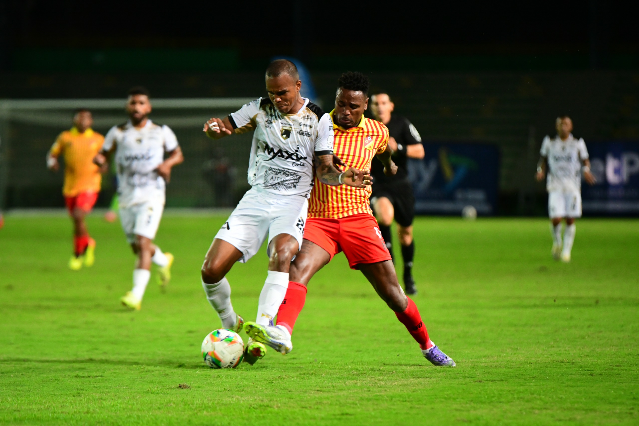 La Liga inicia con triunfo de Llaneros y protagonismo del VAR