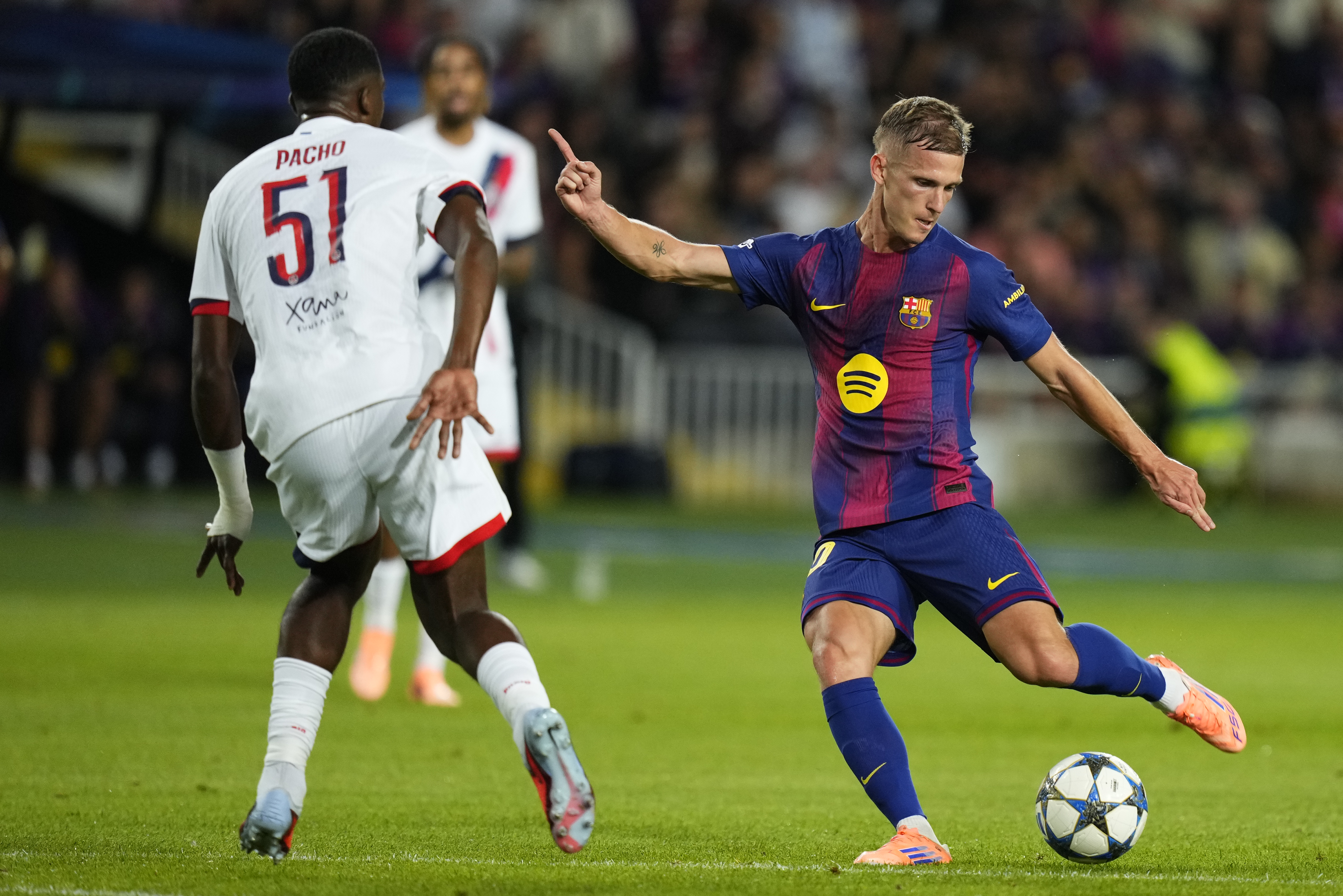 BARCELONA , 01/10/2025.- El delantero del Barcelona Dani Olmo (d) se dispone a chutar ante Willian Pacho, del Paris Saint Germain, durante el partido de la primera fase de la Liga de Campeones que FC Barcelona y PSG disputan este miércoles en el estadio olímpico Lluis Companys. EFE/Siu Wu
