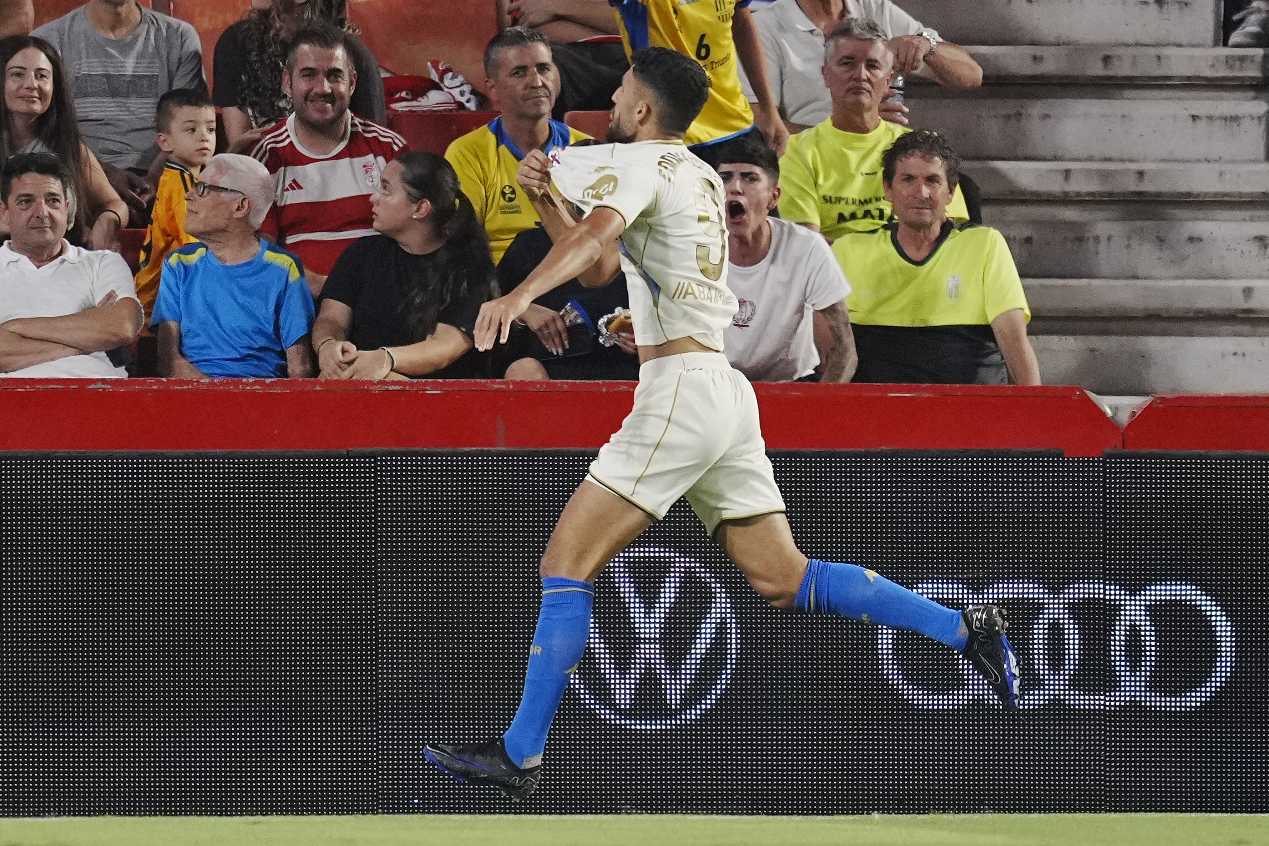 El Deportivo hunde a un Granada irreconocible