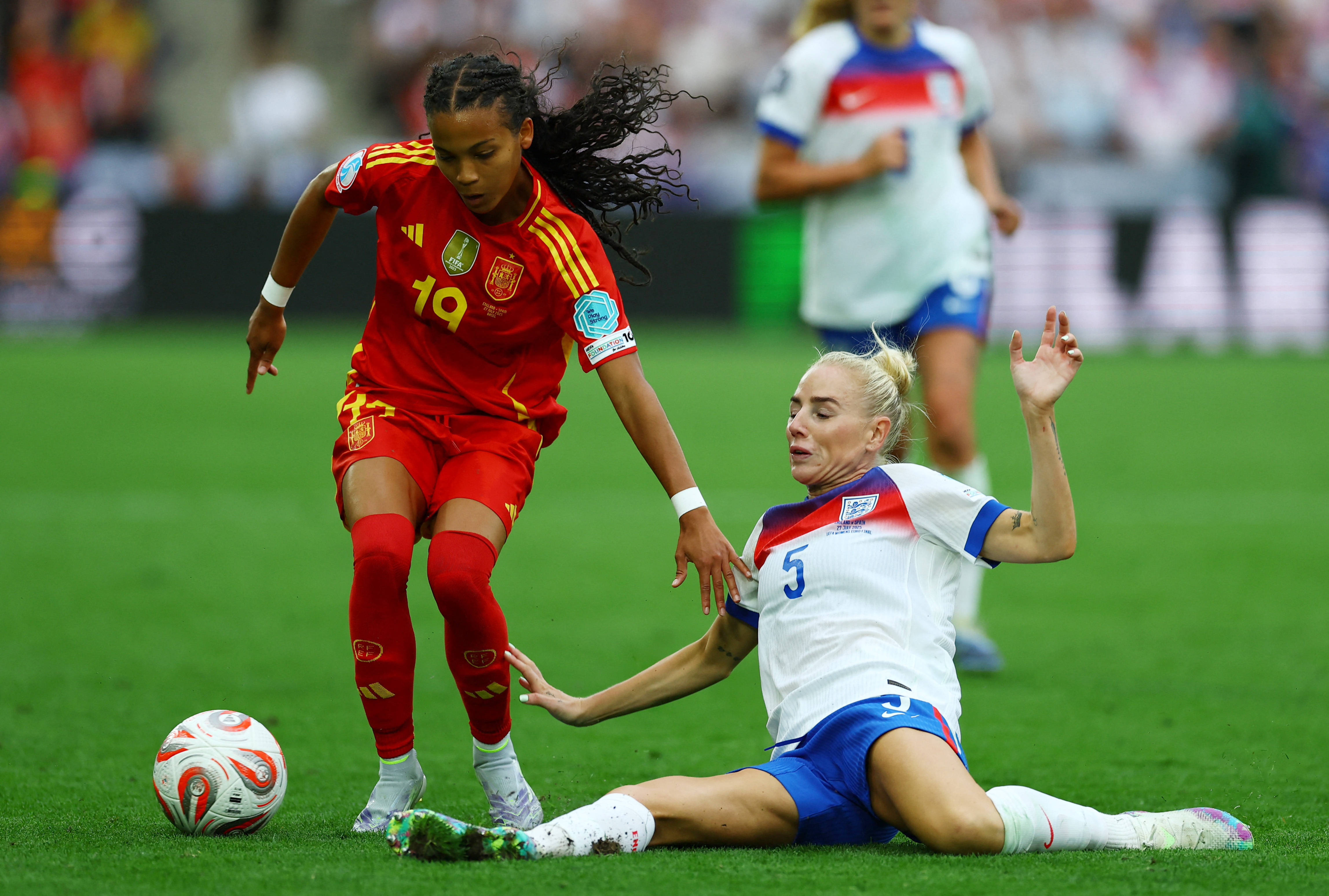 Soccer Football - UEFA Women's Euro 2025 - Final - England v Spain - St. Jakob-Park, Basel, Switzerland - July 27, 2025 Spain's Vicky Lopez in action with England's Alex Greenwood REUTERS/Matthew Childs