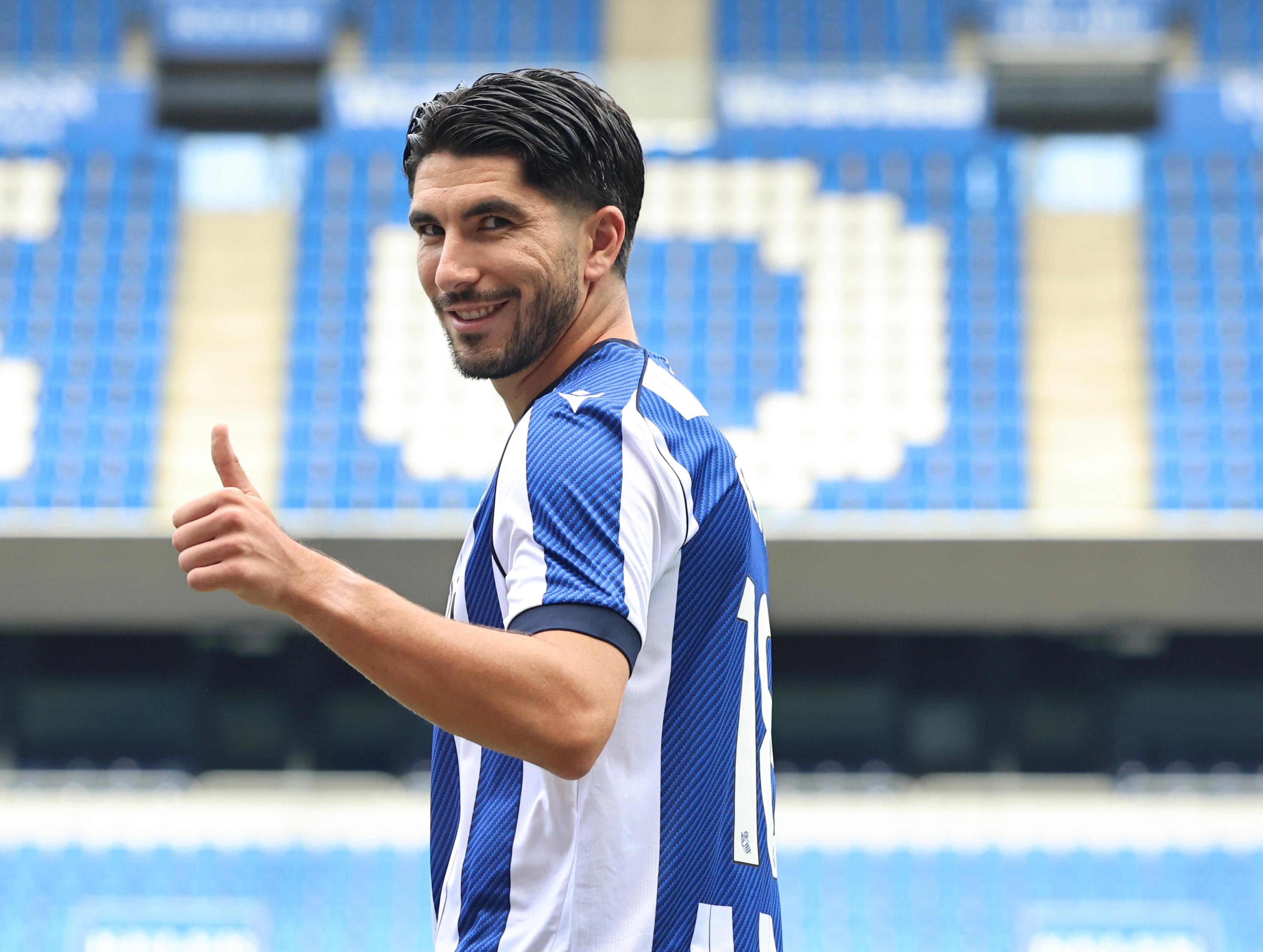 Carlos Soler en su presentación con la Real Sociedad.