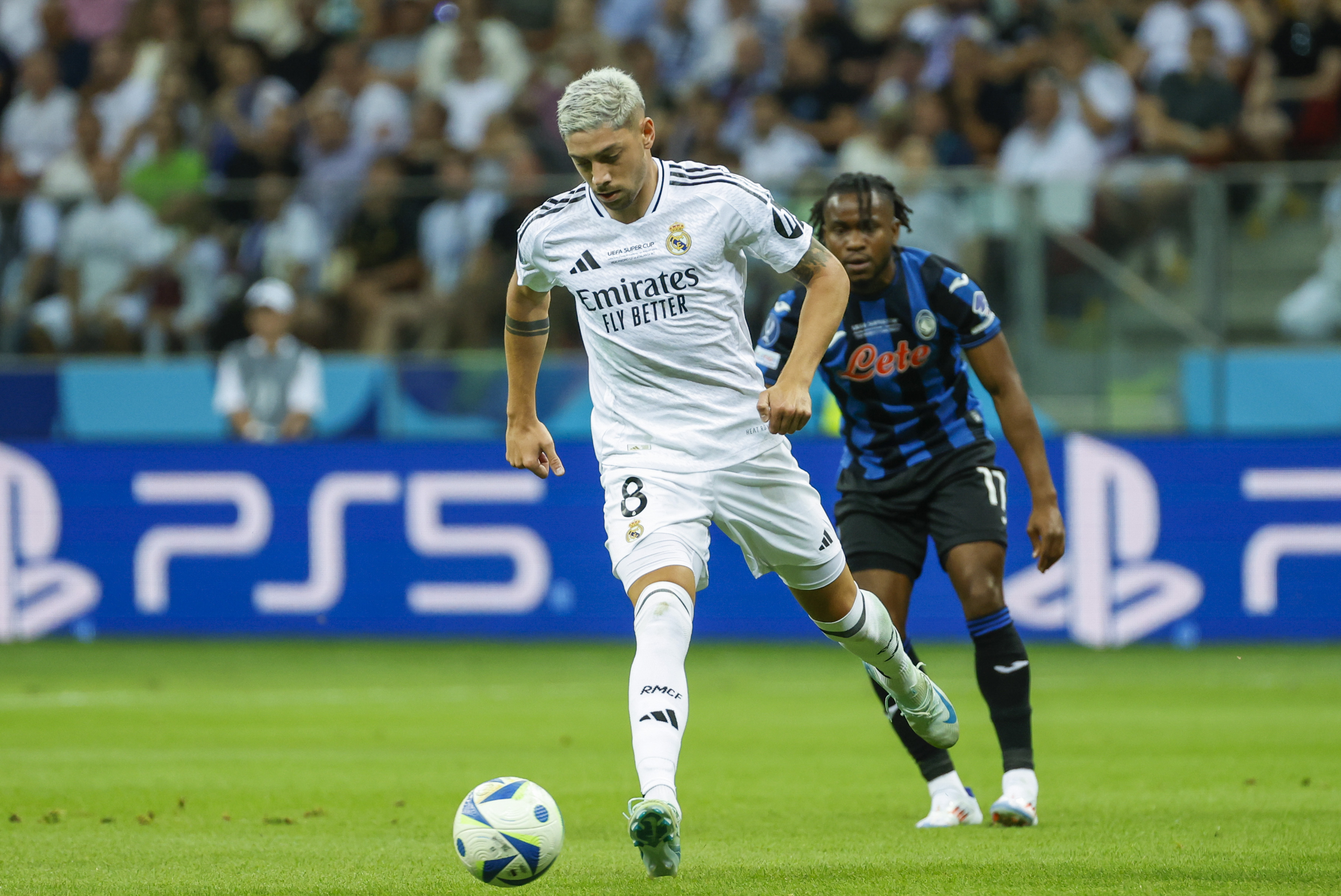 VARSOVIA, 14/08/2024.- El centrocampista uruguayo del Real Madrid Fede Valverde (i) pelea un balón con el delantero nigeriano del Atalanta Ademola Lookman durante la Supercopa de Europa de fútbol, entre el Real Madrid y el Atalanta, este miércoles en el Estadio Nacional de Polonia, en Varsovia. EFE/ Mariscal
