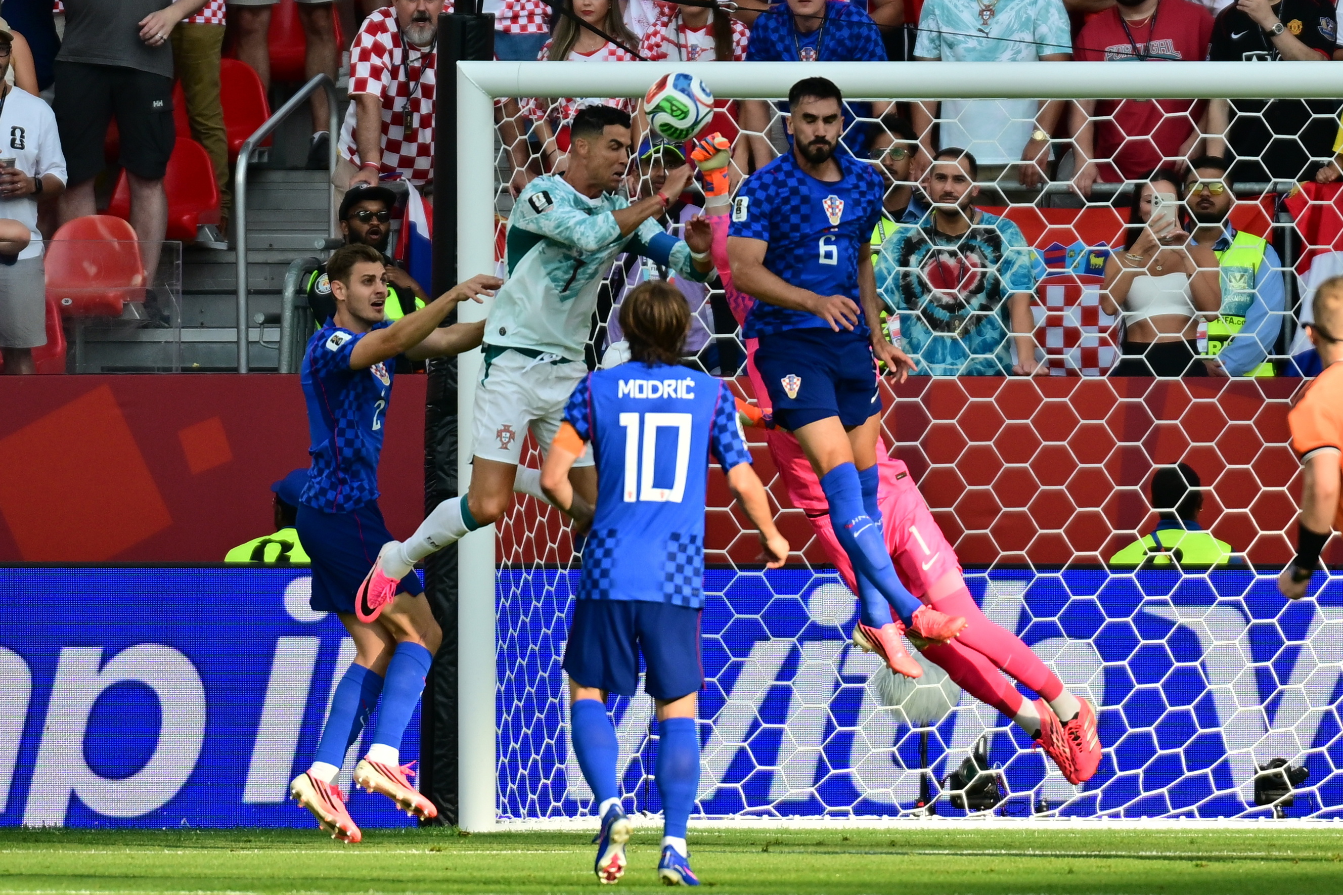 TORONTO (Canada), 03/07/2026.- Josip Stanisic of Croatia (L), Cristiano Ronaldo of Portugal (2-L), Dominik Livakovic of Croatia (2-R), and Josip Sutalo of Croatia (R) in action during the FIFA World Cup 2026 Round of 32 match Portugal against Croatia, in Toronto, Canada, 02 July 2026. (Croacia) EFE/EPA/EDUARDO LIMA