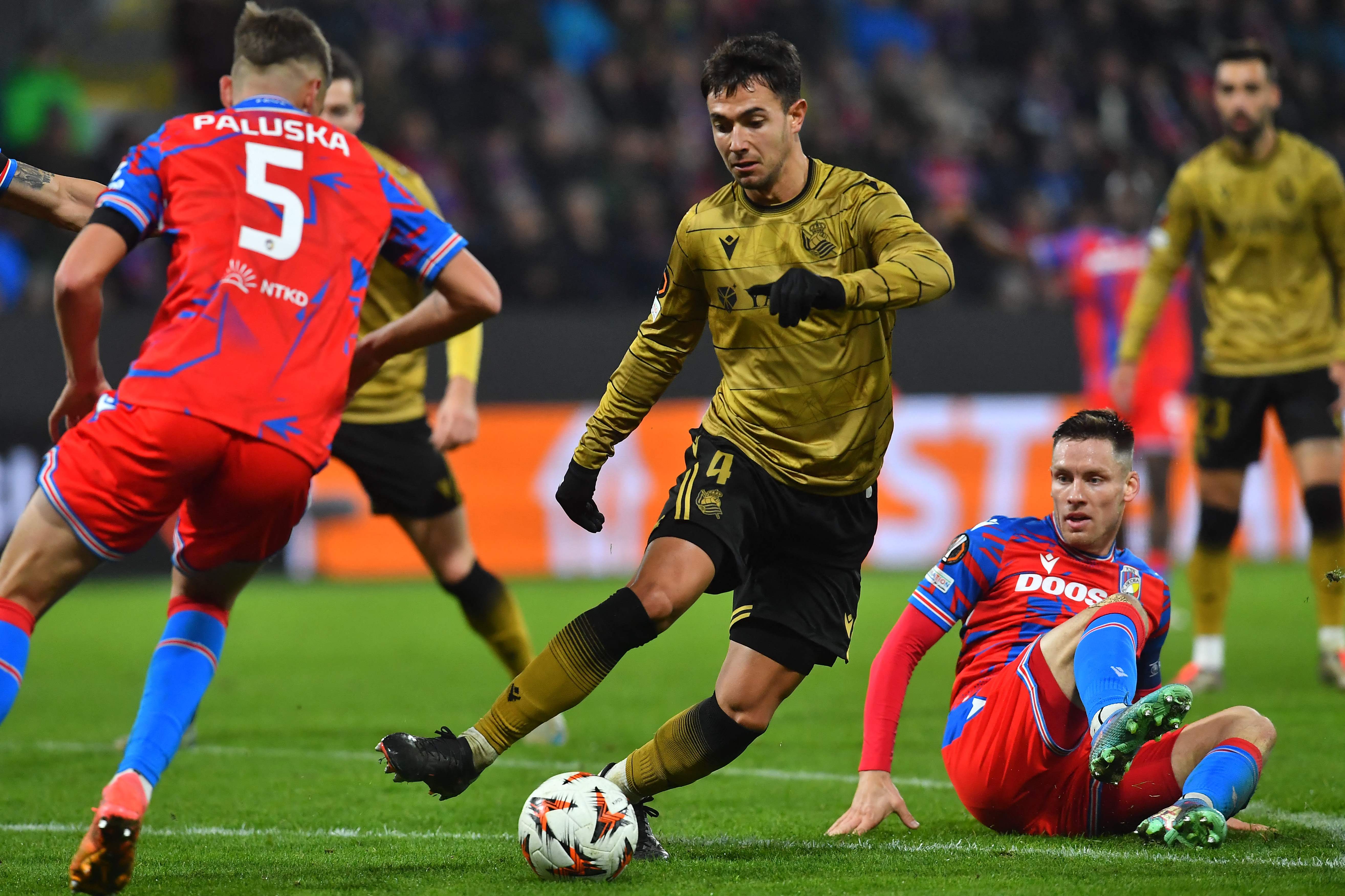 Viktoria Plzen's Czech defender #05 Jan Paluska (L) and Real Sociedad's Spanish midfielder #04 Martin Zubimendi vie for the ball during the UEFA Europa League football match between Viktoria Plzen and Real Sociedad in Plzen, on November 7, 2024. (Photo by Michal CIZEK / AFP)