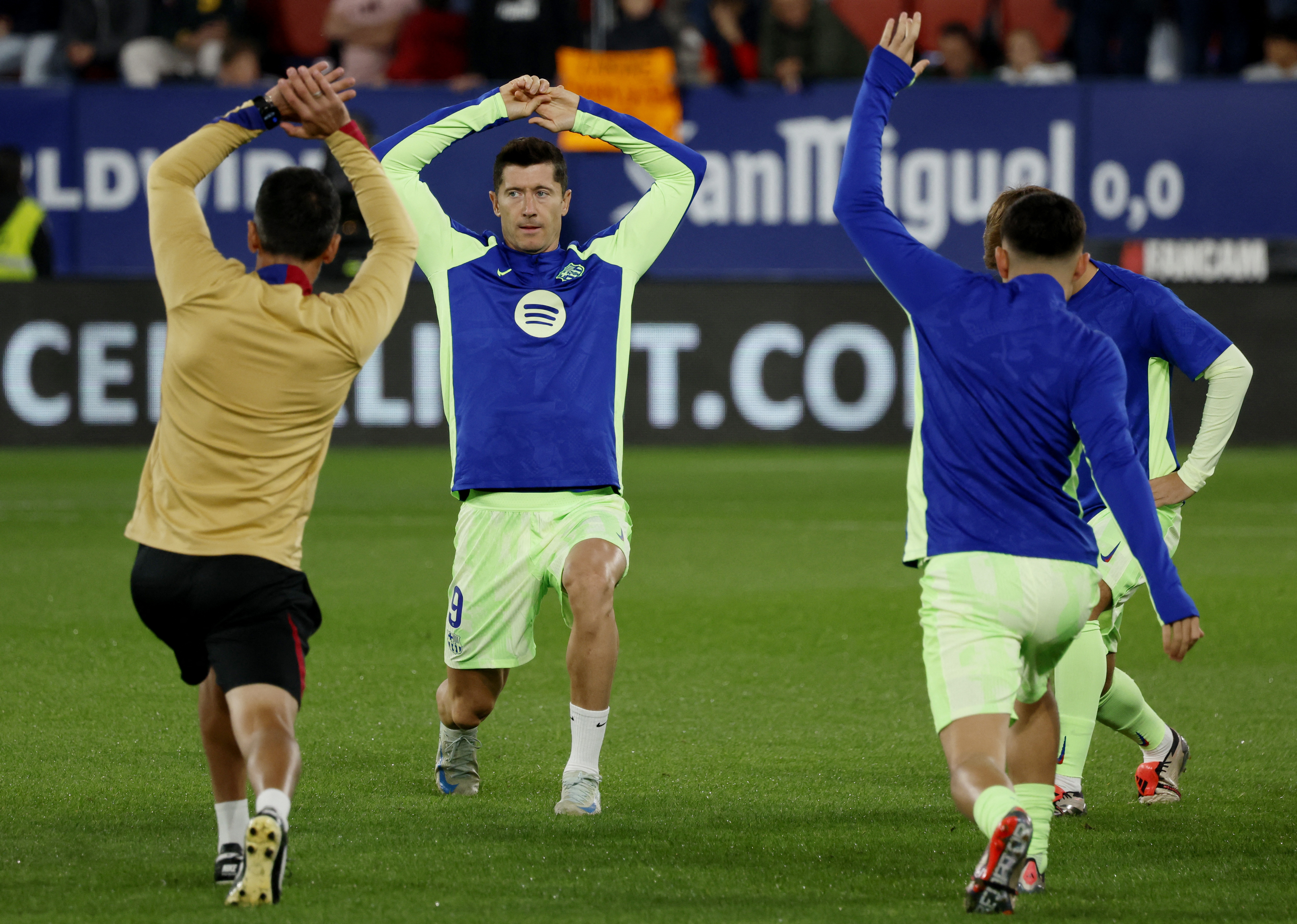 Soccer Football - LaLiga - Osasuna v FC Barcelona - El Sadar Stadium, Pamplona, Spain - September 28, 2024 FC Barcelona's Robert Lewandowski during the warm up before the match REUTERS/Vincent West