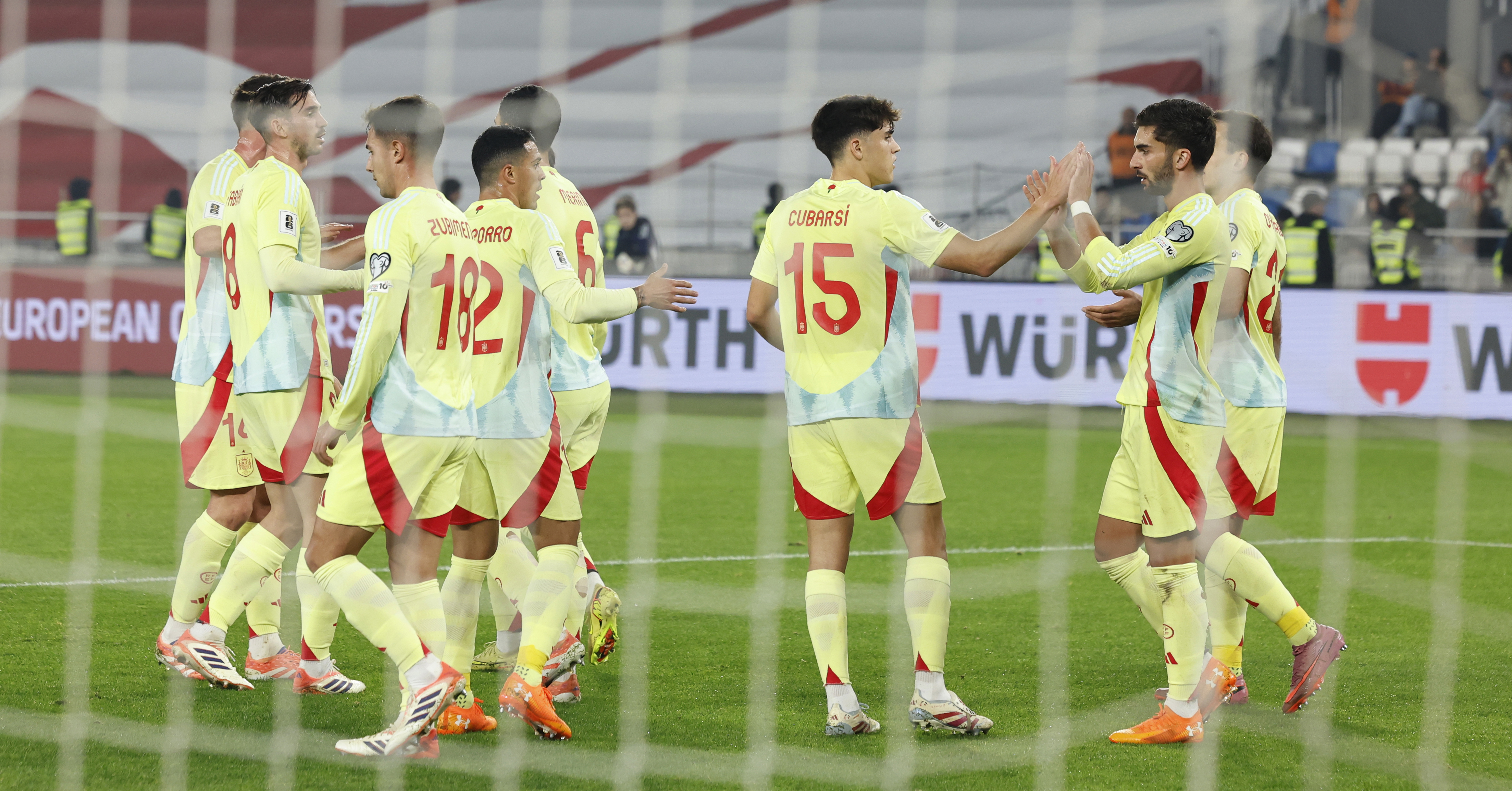 Los jugadores de la Selección celebran un gol de Ferran