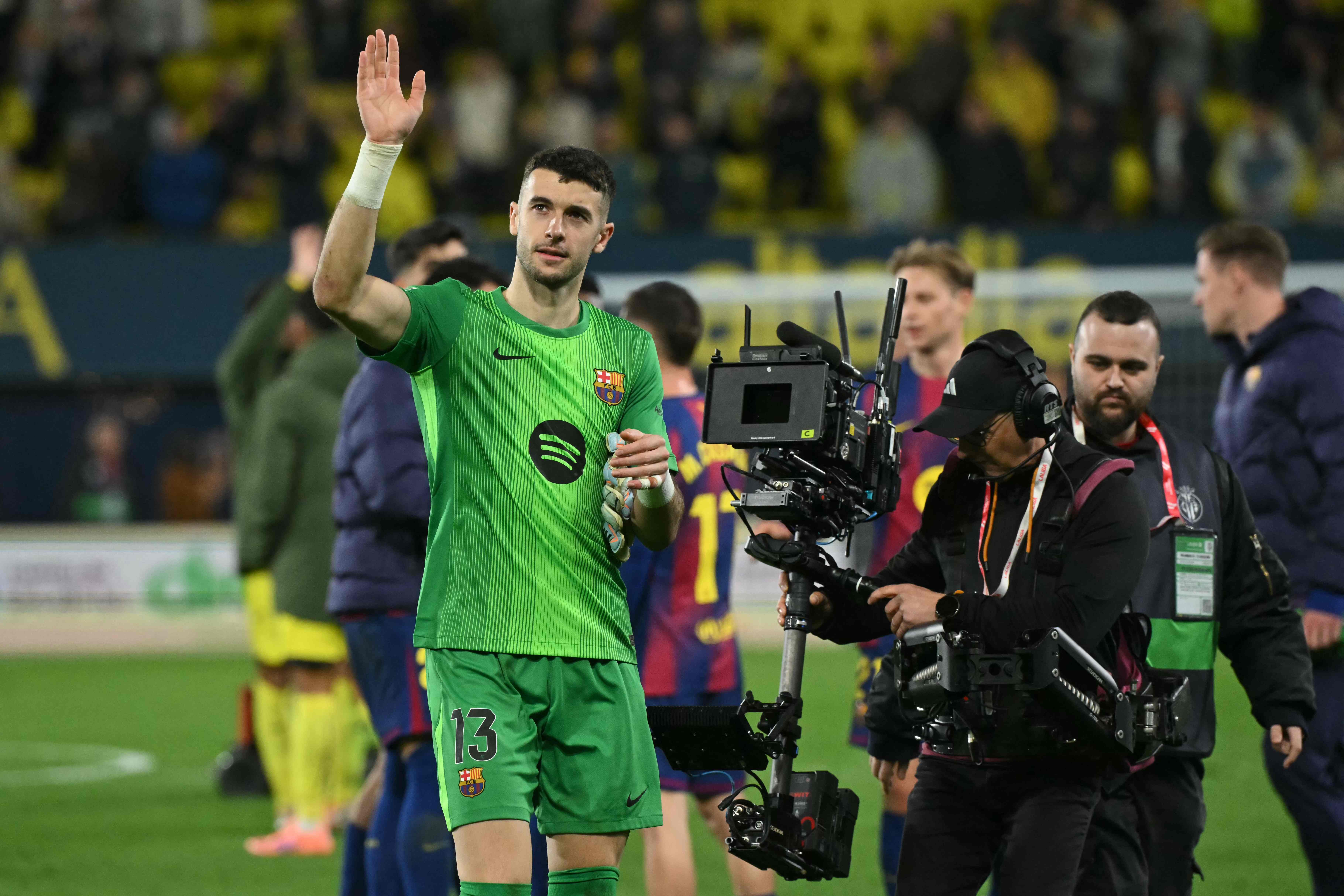 Barcelona's Spanish goalkeeper #13 Joan Garcia waves at the end of the Spanish league football match between Villarreal CF and FC Barcelona at La Ceramica Stadium in Vila-real on December 21, 2025. (Photo by JOSE JORDAN / AFP)