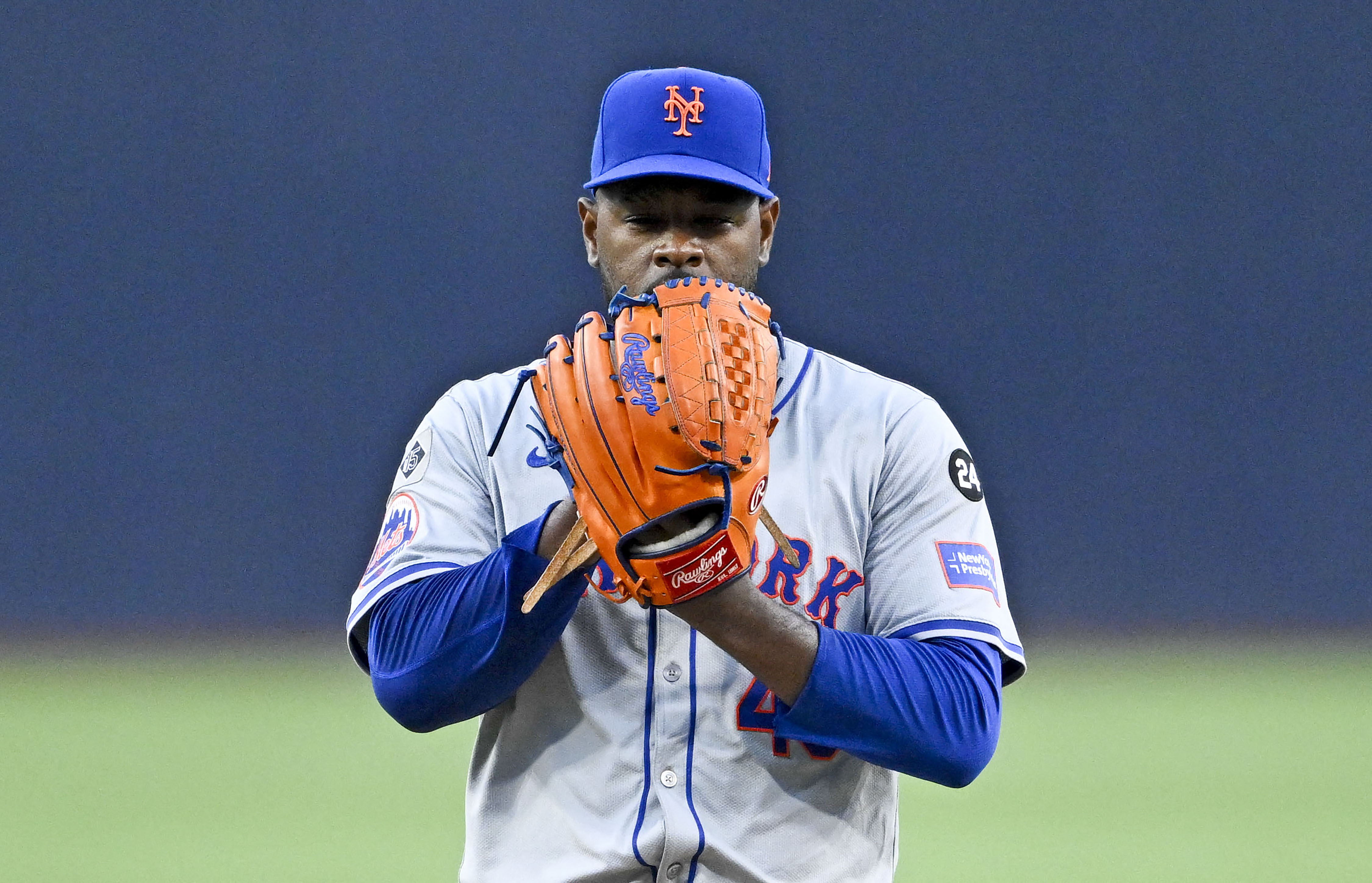 Luis Severino #40 de los New York Mets, lanza durante un juego contra los San Diego Padres.