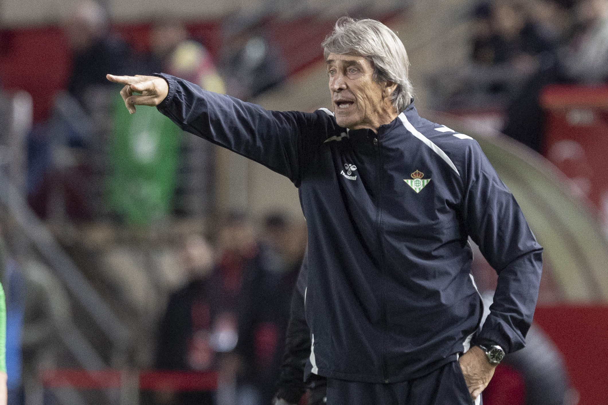 MURCIA, 18/12/2025.- El entrenador del Real Betis Manuel Pellegrini en el partido de dieciseisavos de final de la Copa del Rey que Real Murcia y Real Betis disputan este jueves en estadio Enrique Roca. EFE/Marcial Guillén
