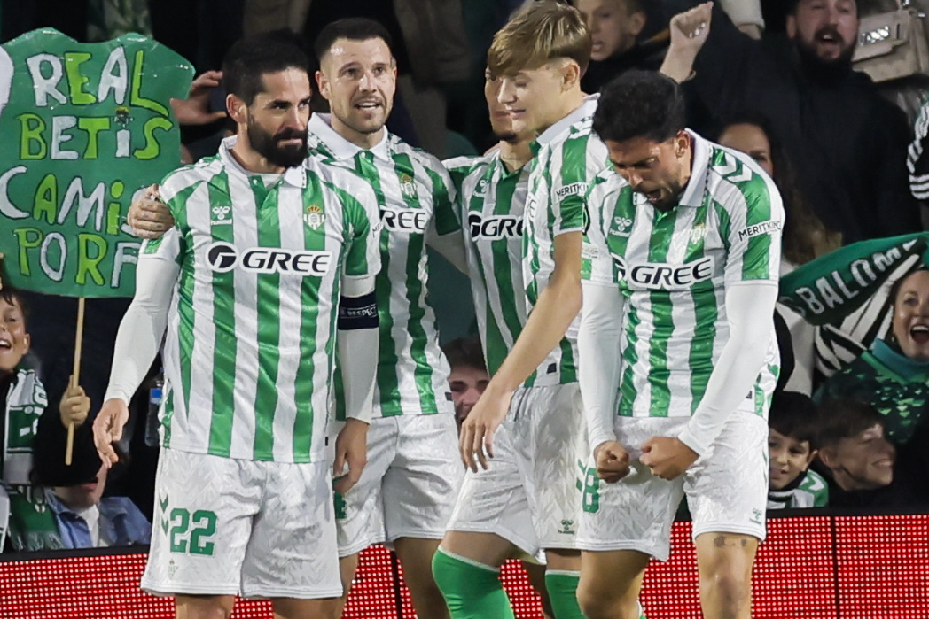 SEVILLA, 06/03/2025.- El centrocampista del Betis Isco (i) celebra tras anotar un gol durante el partido de octavos de final de la Liga Conferencia, este jueves en el estadio Benito Villamarn de Sevilla.- EFE/Jos Manuel Vidal
