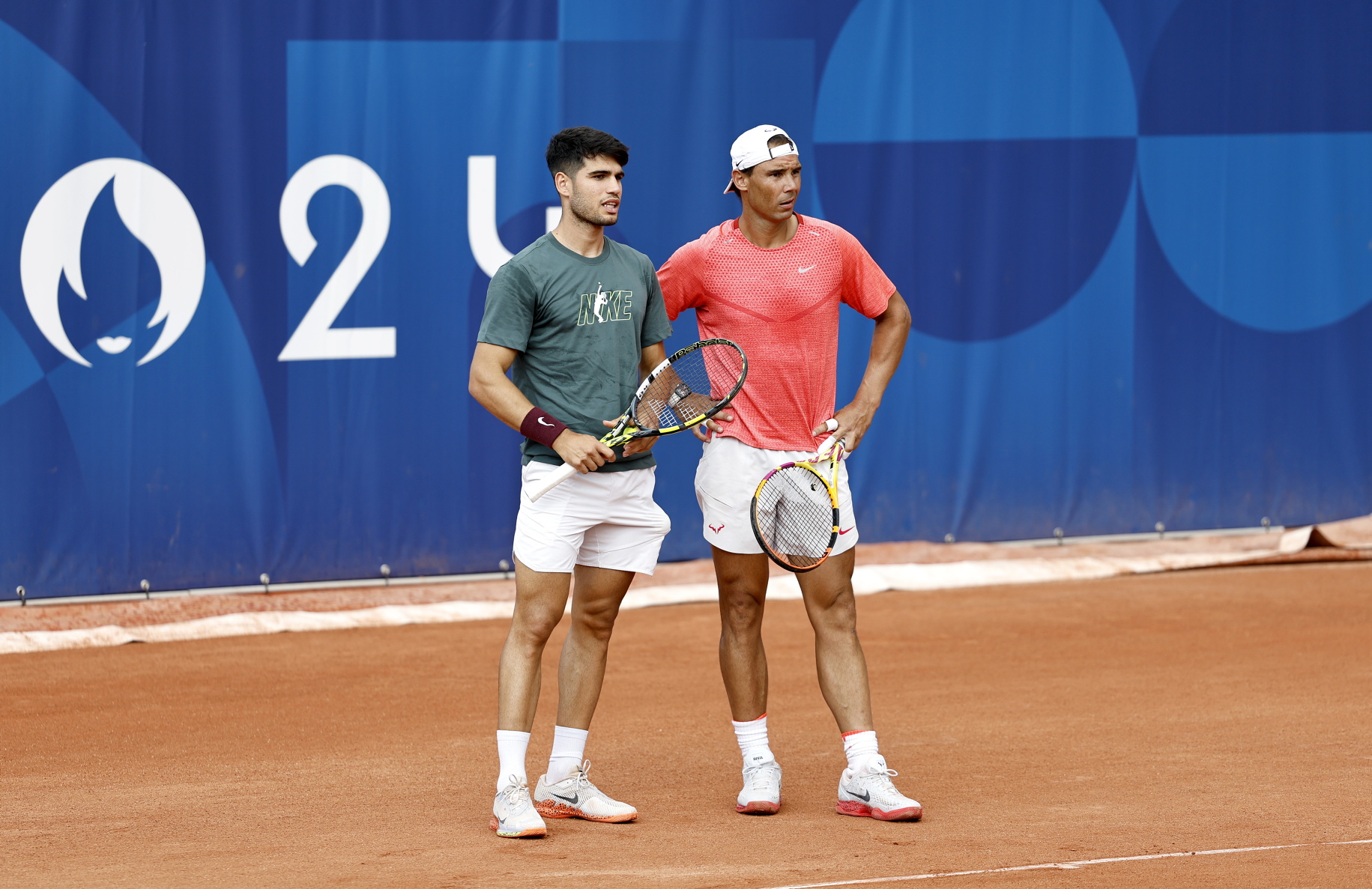 Carlos Alcaraz y Rafa Nadal durante el primer entrenamiento de dobles en la pista 2 de Roland Garros.