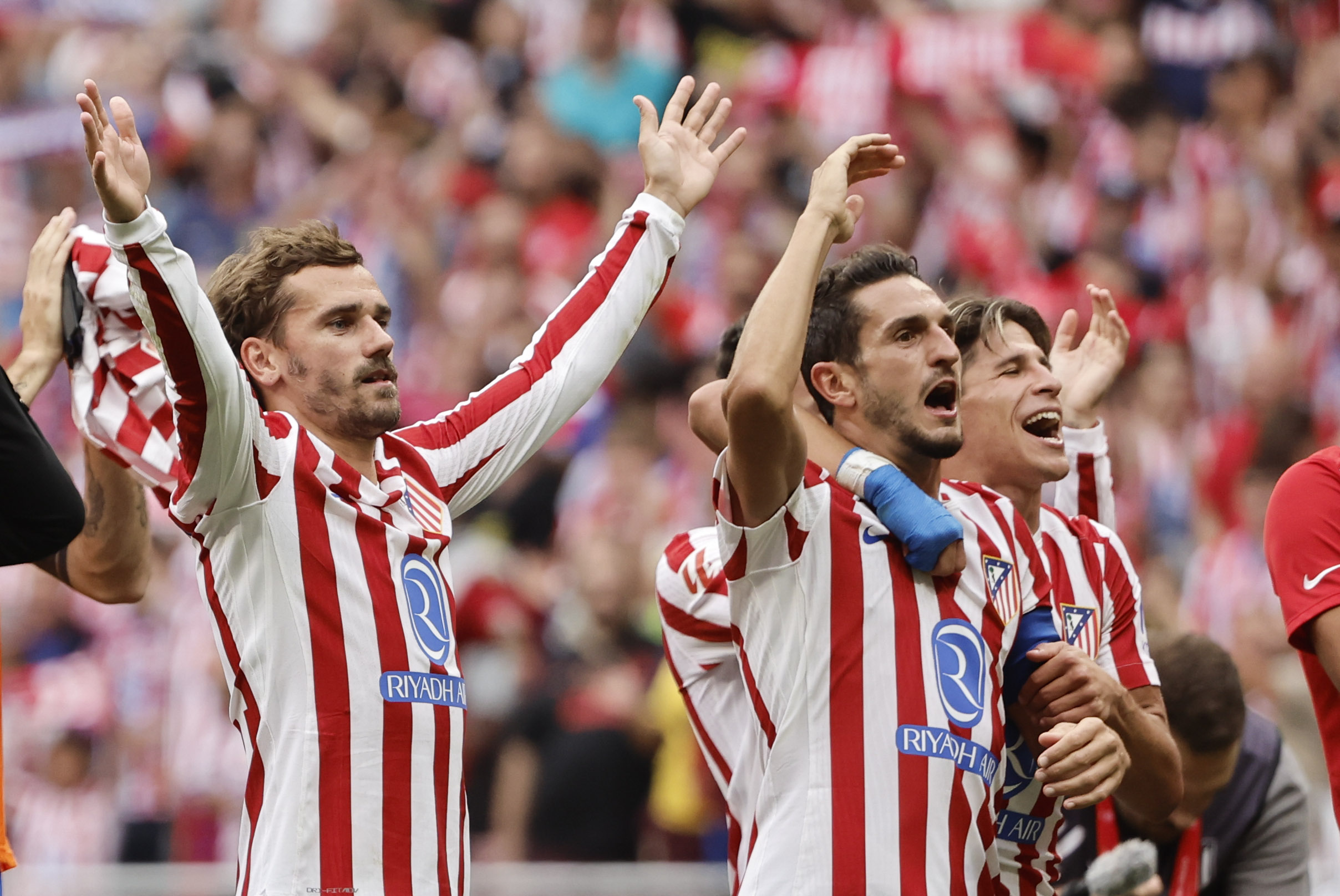 MADRID, 27/09/2025.- Los jugadores del Atlético de Madrid Antoine Griezmann, Koke y Giuliano saludan al público tras su victoria 5-2 en el partido de LaLiga entre el Real Madrid y el Atlético de Madrid que se disputa en el estadio Riyadh Air Metropolitano este sábado. EFE/Sergio Pérez
