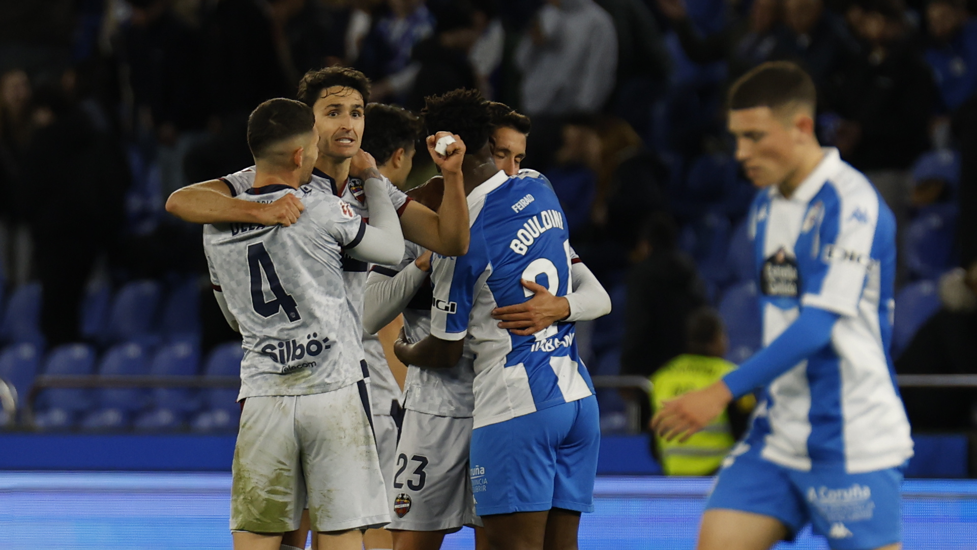 El Levante escala gracias a los regalos del Deportivo