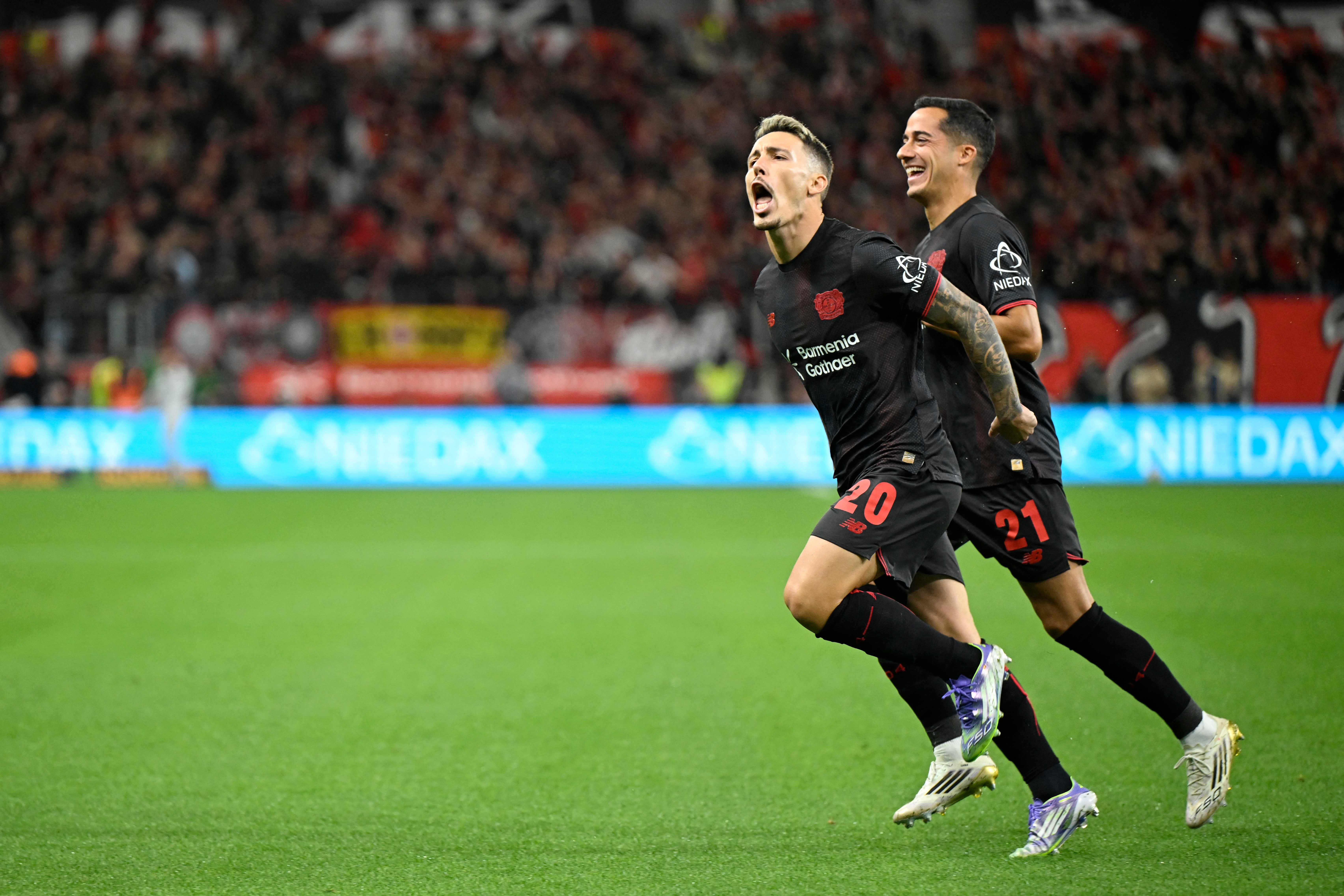 Grimaldo y Lucas Vázquez celebran un gol ante el Eintracht en Bundesliga. 12/09/2025