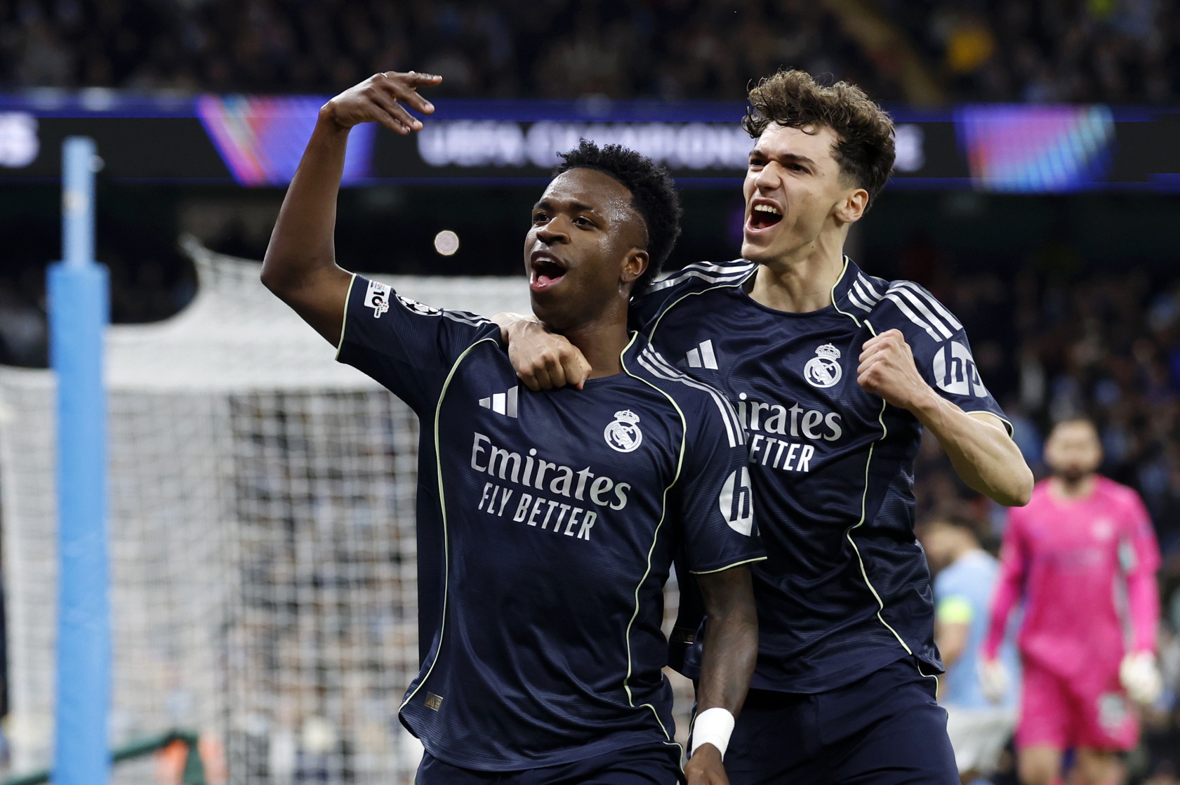 Vinicius celebra el tanto con Thiago Pitarch.