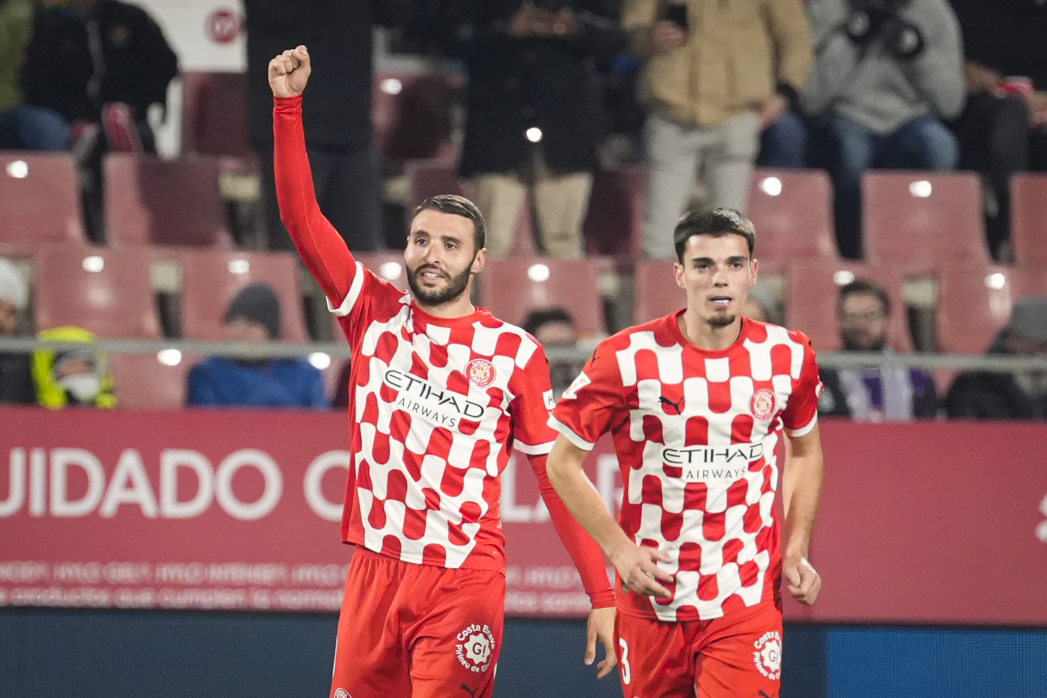 GIRONA, 20/12/2024.- El delantero del Girona Abel Ruiz (i) celebara su gol, segundo del equipo catalán, durante el partido de la jornada 18 de LaLiga entre el Girona FC y el Real Valladolid CF, este viernes en el estadio Montilivi, en Girona. EFE/David Borrat.
