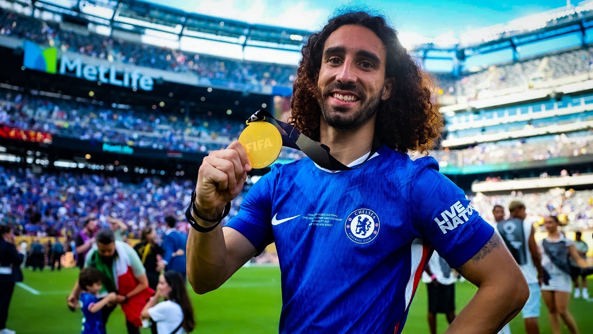 Cucurella se queda